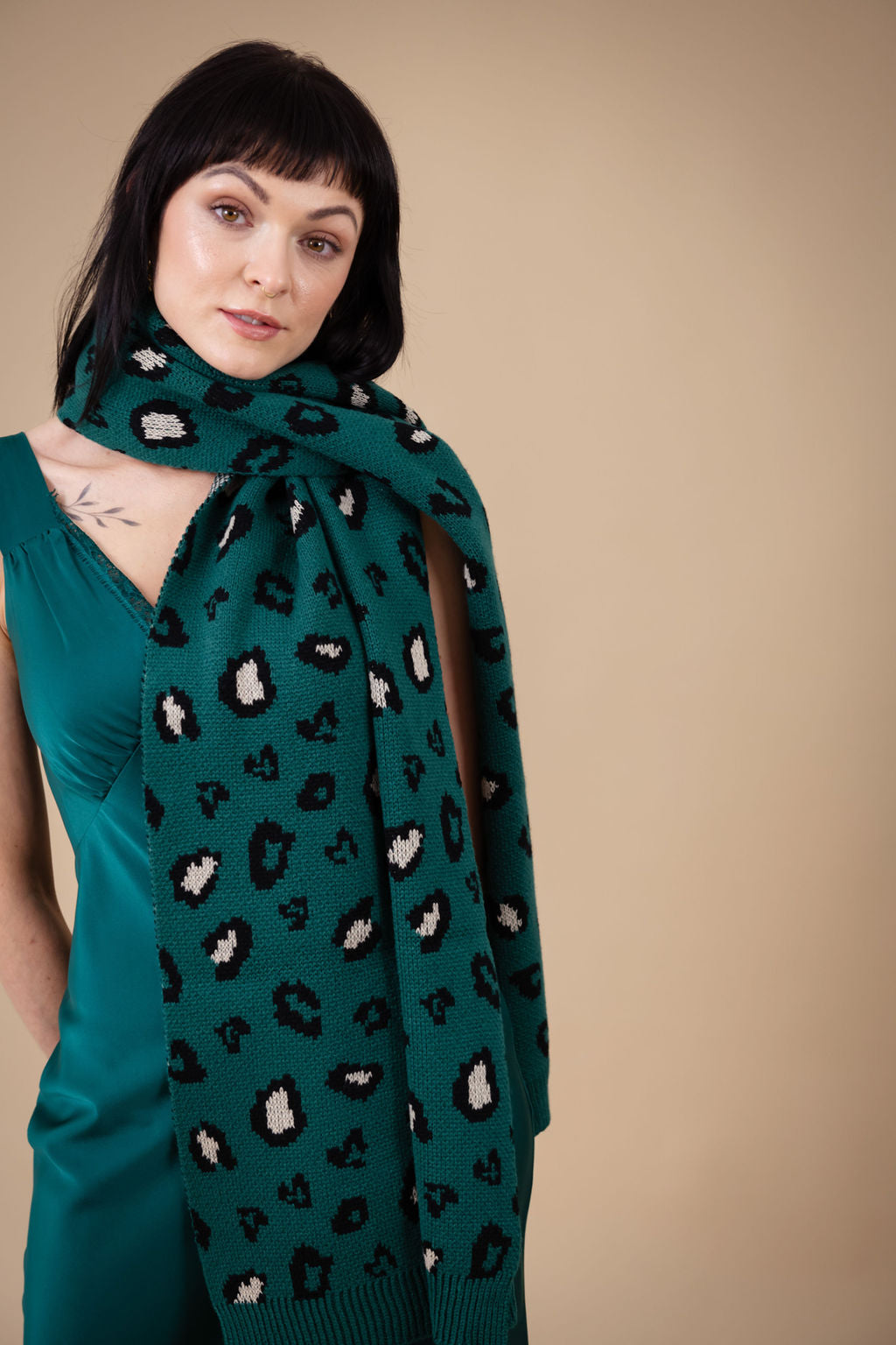 Bláthnaid Green Print Scarf - Lightweight & Stylish Fashion Accessory for Women - Perfect for Fall, Winter & Everyday Wear