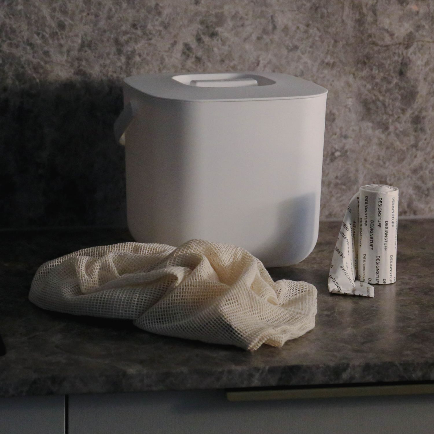 DESIGNSTUFF 7L White Compost Bin for Kitchen Countertop - Odor-Free Organic Waste Composter for Eco-Friendly Home & Garden Use