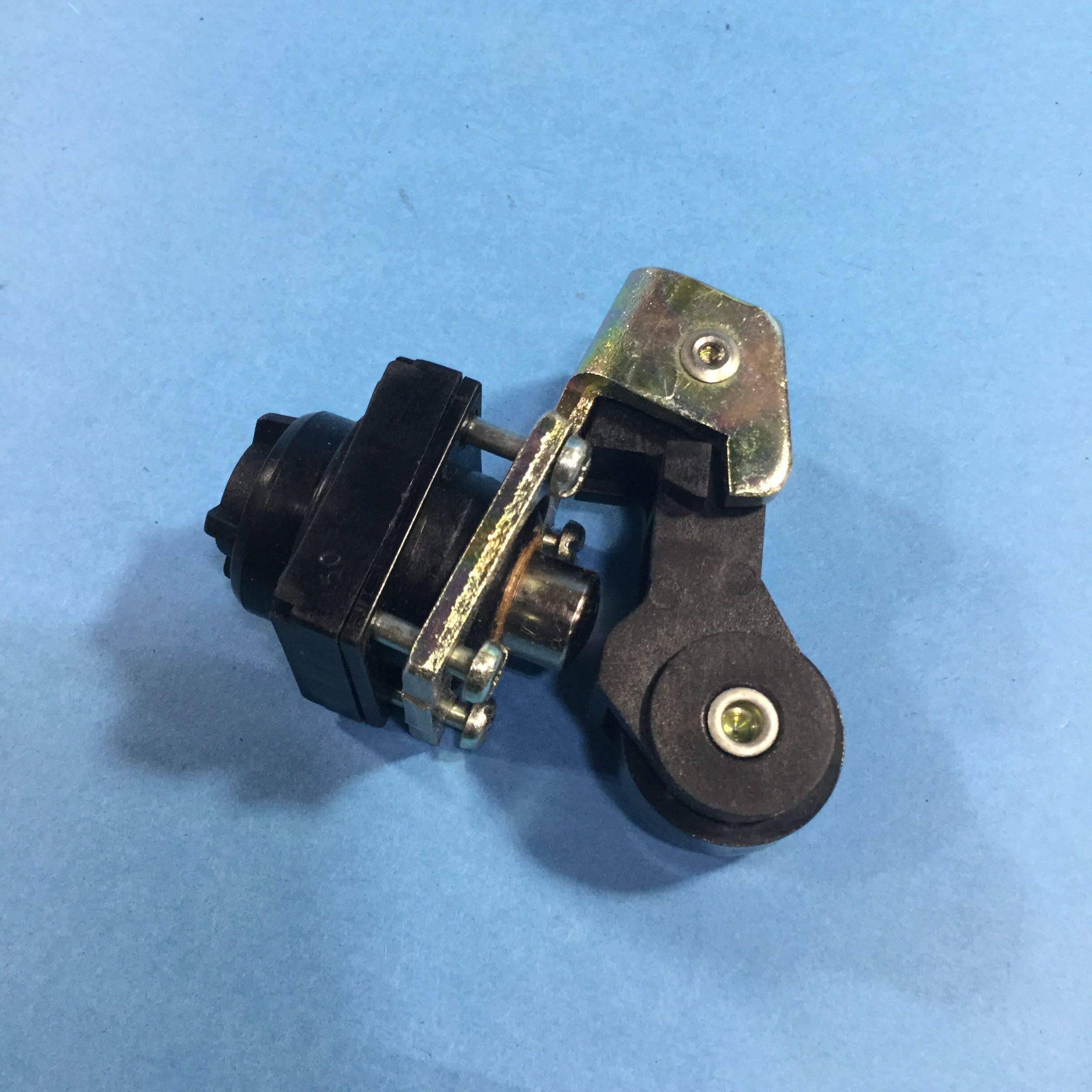 Telemecanique ZCK-D21 Limit Switch with Lever Plunger 64672 - Industrial Automation, CNC Machines & Safety Equipment