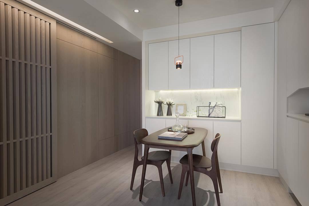 Adjustable Glass Pendant Light Fixture - Modern Dimmable Hanging Chandelier for Kitchen Island, Dining Room & Bedroom Lighting Decor