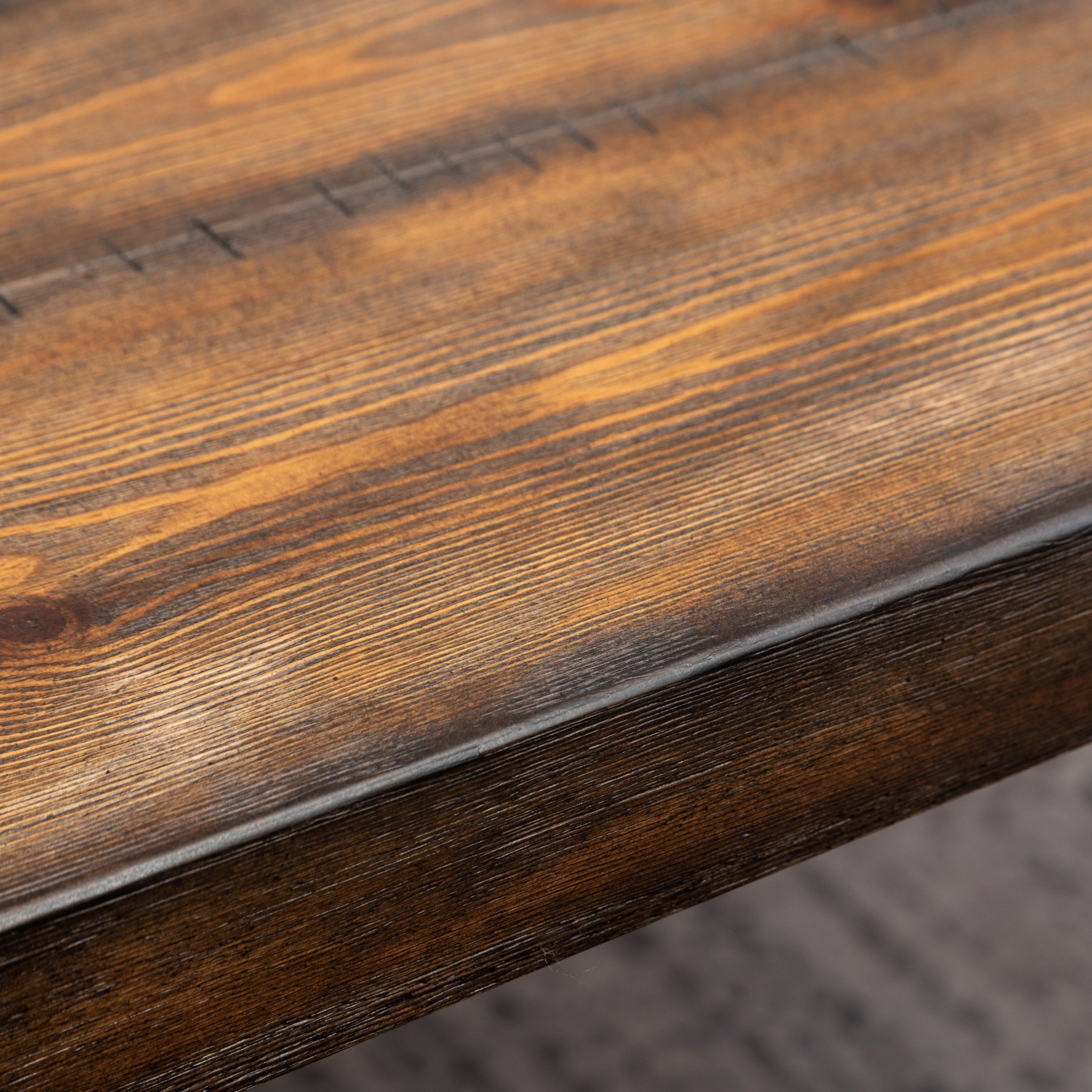Roundhill Furniture Aryven Industrial Metal Hairpin Leg Dining Table - Rustic Dark Pine Wood - Perfect for Farmhouse, Modern & Vintage Dining Rooms