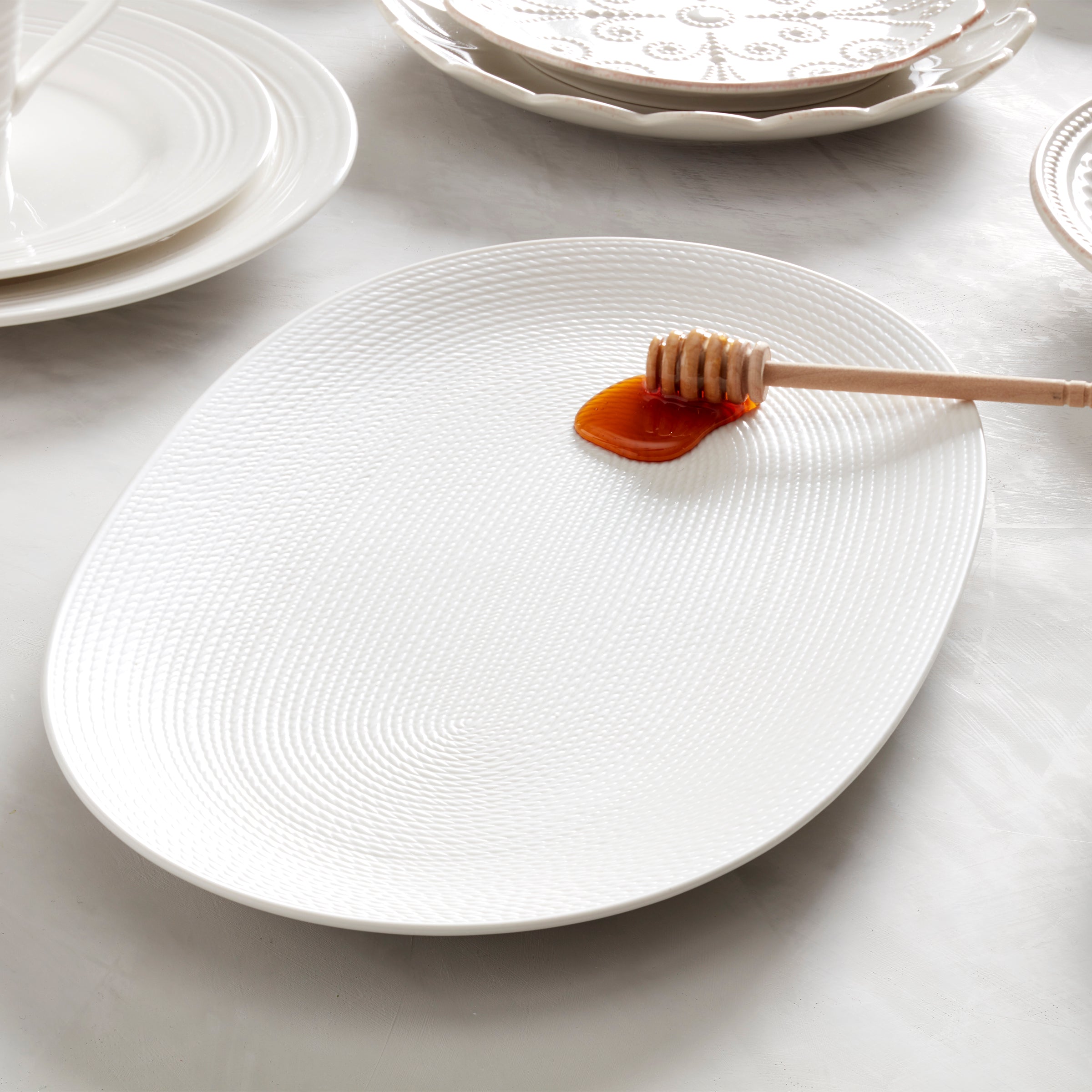LX Collective White Oval Tray - Elegant Serving Tray for Home Decor, Dining & Entertaining - Perfect for Coffee Table, Bathroom Organizer or Wedding Gift