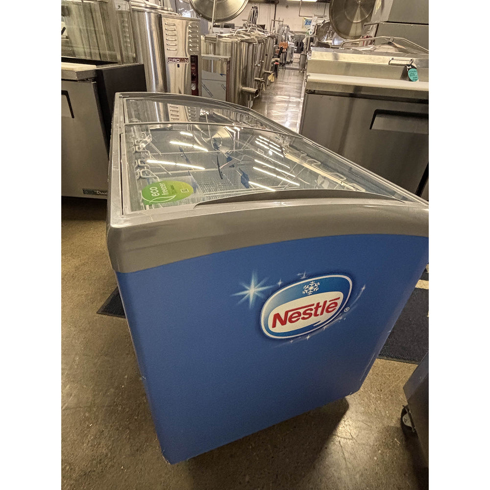 Used Hiron SD 400E 9.61 Cu. Ft. Ice Cream Display Freezer with Nestle Cover - 115V/1 Ph Commercial Chest Freezer for Ice Cream Shops, Restaurants & Retail Stores