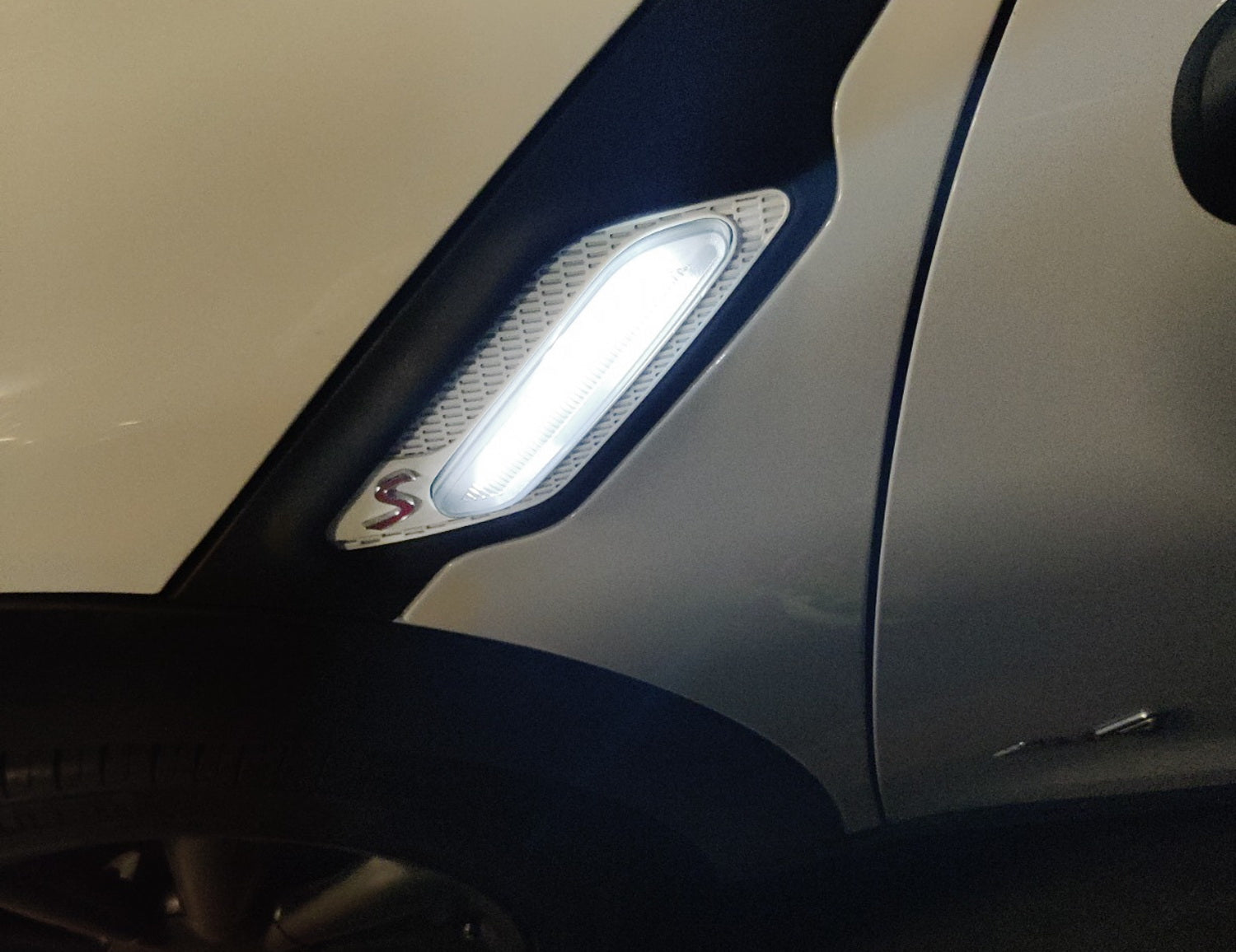 Clear Lens White LED Fender Side Marker Blinker Lights for MINI Cooper R60 R61 - Enhanced Visibility & Style Upgrade for Night Driving & Custom Car Mods