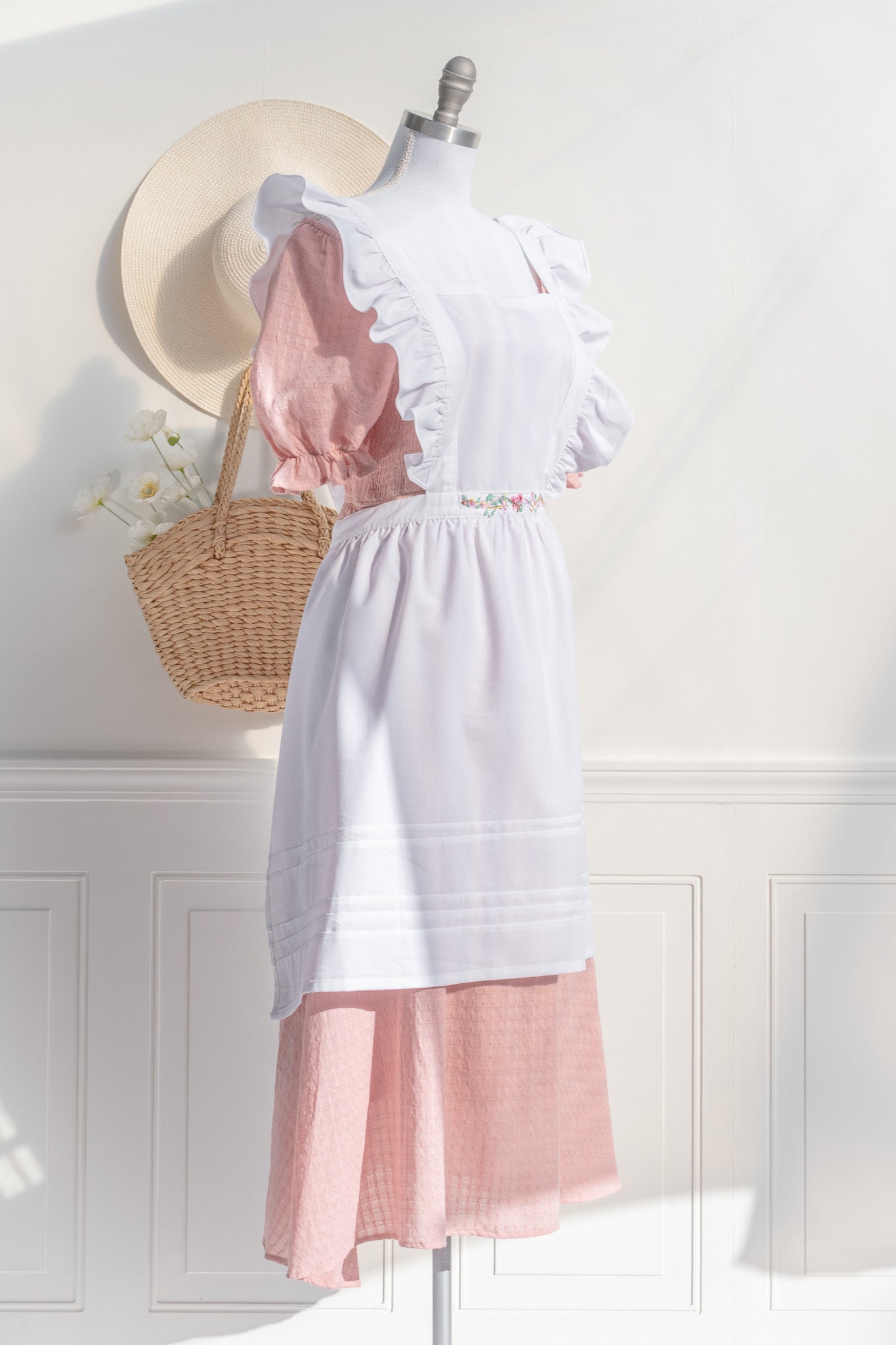 Wild Strawberry Embroidered Apron - Vintage Style Kitchen Apron for Women, Adjustable & Washable - Perfect for Cooking, Baking, Gardening & DIY Crafts