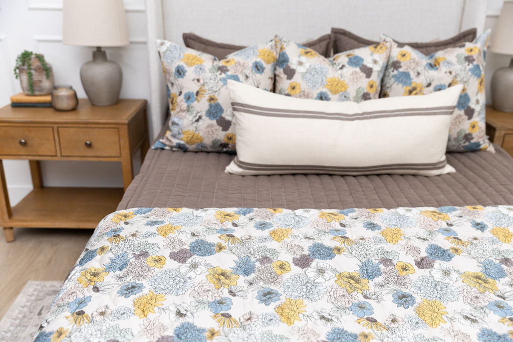 Victoria Luxe Soft Fleece Blanket - Ultra Cozy & Warm Throw for Bed, Couch, and Travel - Perfect for Winter Nights, Lounging, and Gifts