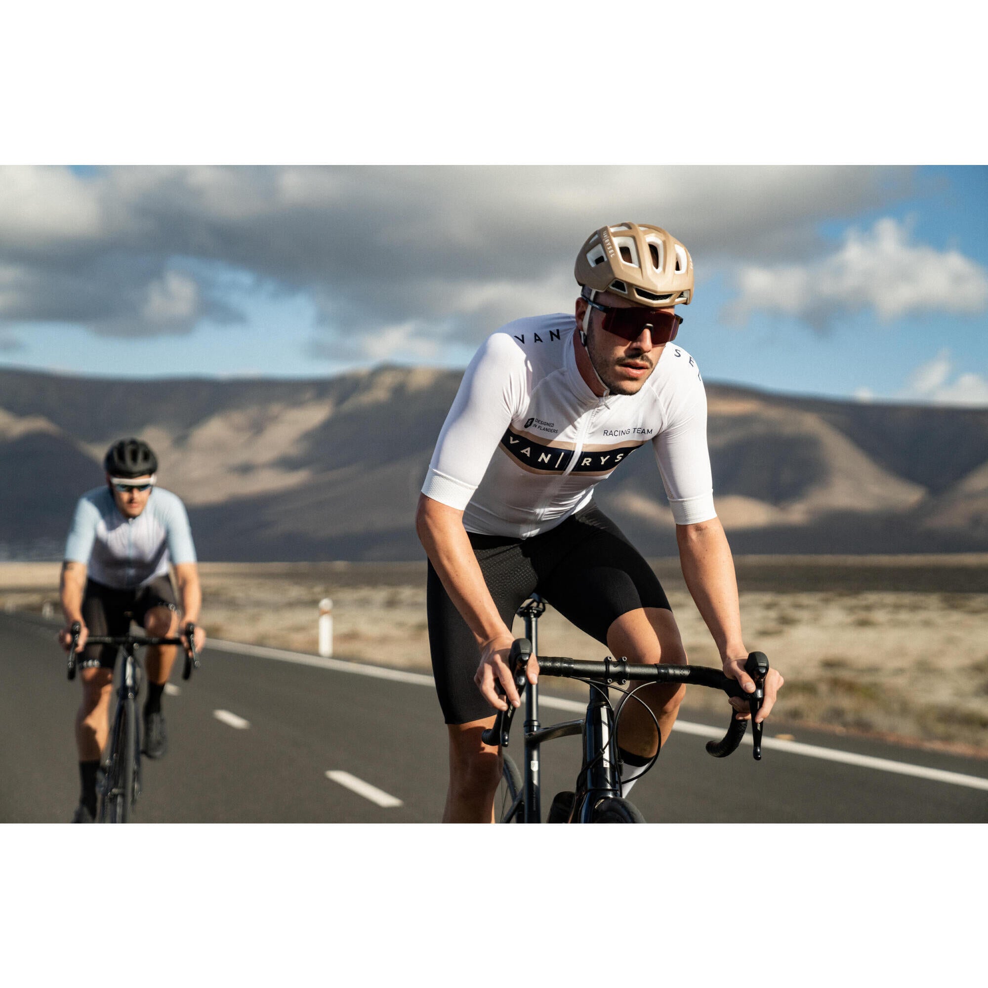 Van Rysel EDR CF Ultegra Disc Road Bike - Lightweight Carbon Fiber Racing Bicycle with Shimano Ultegra Groupset | Perfect for Competitive Cycling, Endurance Rides & Road Racing