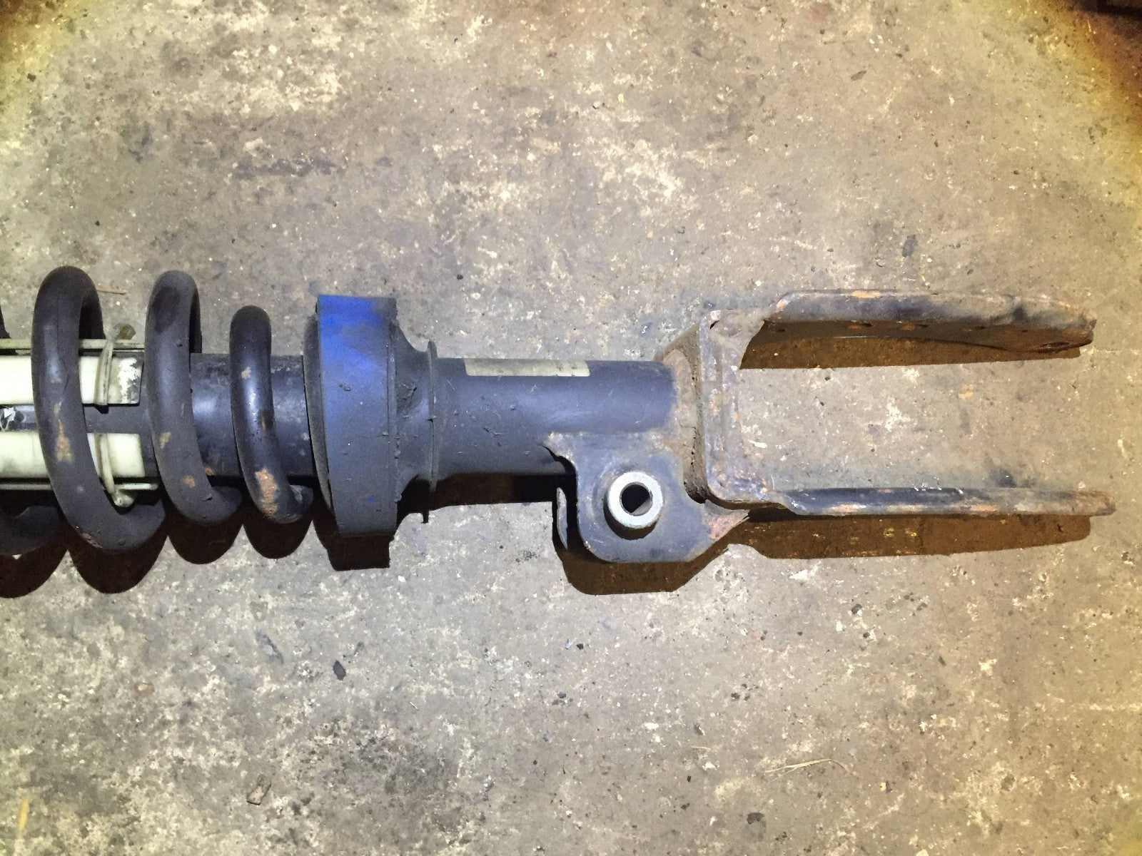 04 05 06 Porsche Cayenne Front Right Shock Absorber Strut - OEM Replacement Part - Perfect for Off-Roading & Daily Commuting