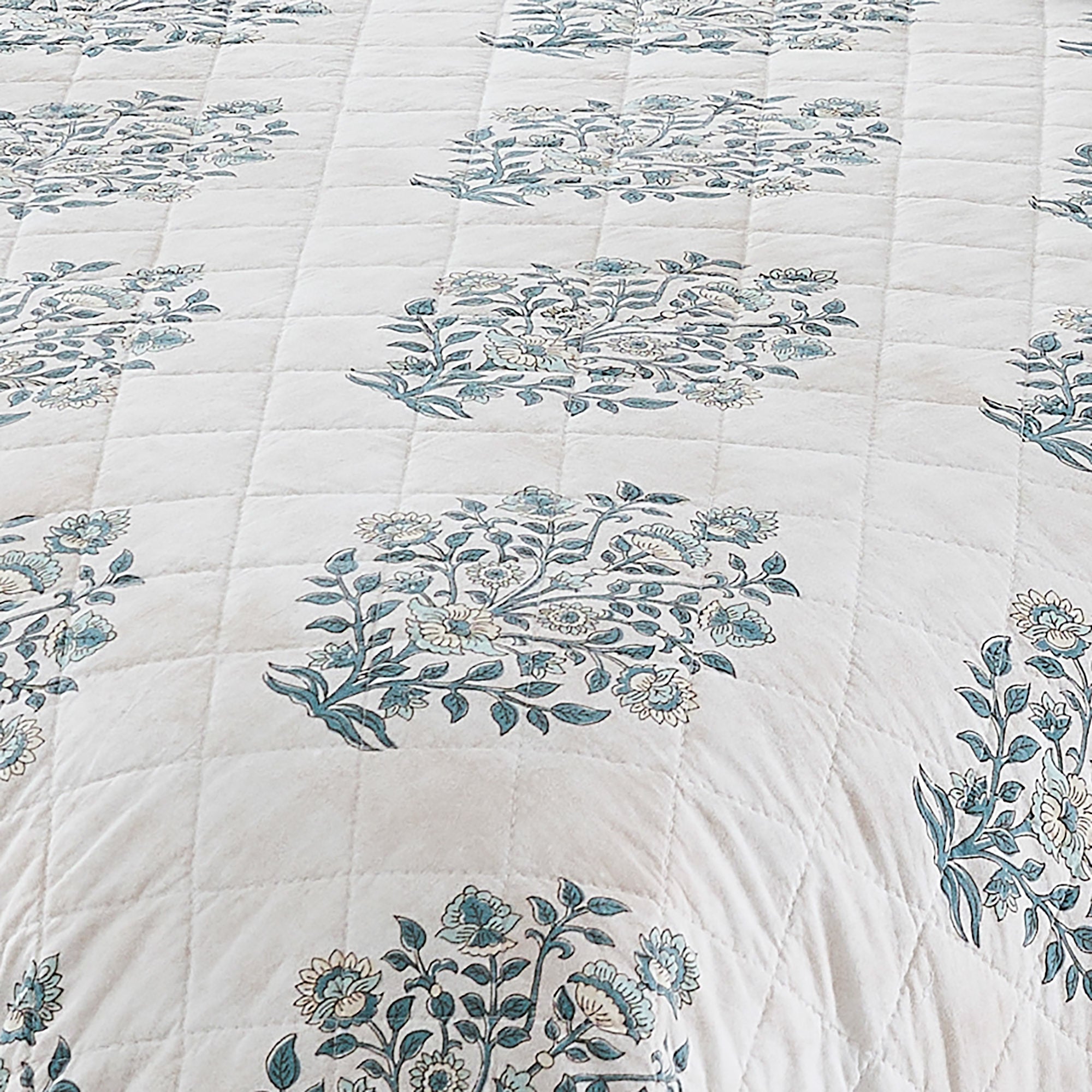 Sofia Flower Block Bouquet Reversible Cotton Quilt 3-Piece Set - Soft Bedding Comforter for Master Bedroom, Guest Room & Dorm Decor