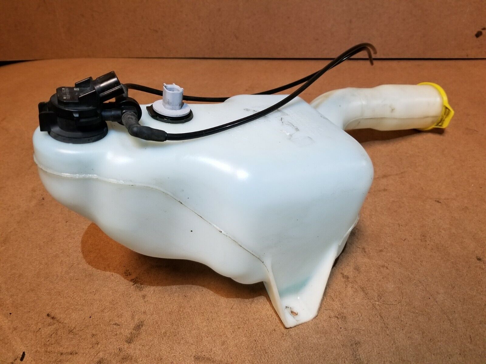 05-07 Dodge Magnum Windshield Washer Fluid Reservoir Tank 04805737AA OEM Replacement Part - Perfect for Car Maintenance & Road Trips