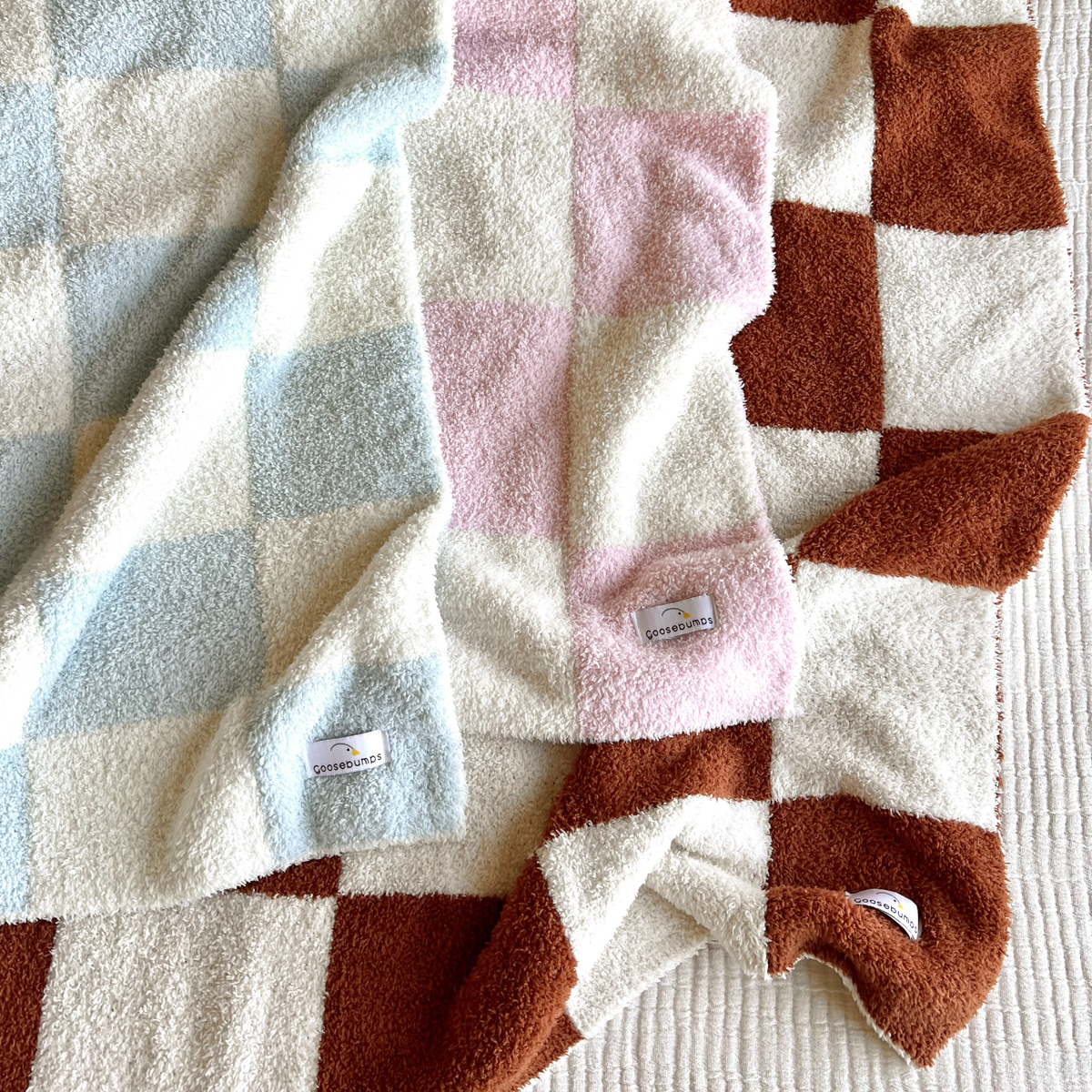 Pink Checkerboard Plush Blanket - Soft Cozy Throw for Bed, Couch & Home Decor - Perfect for Gifts, Nursery, and Relaxation