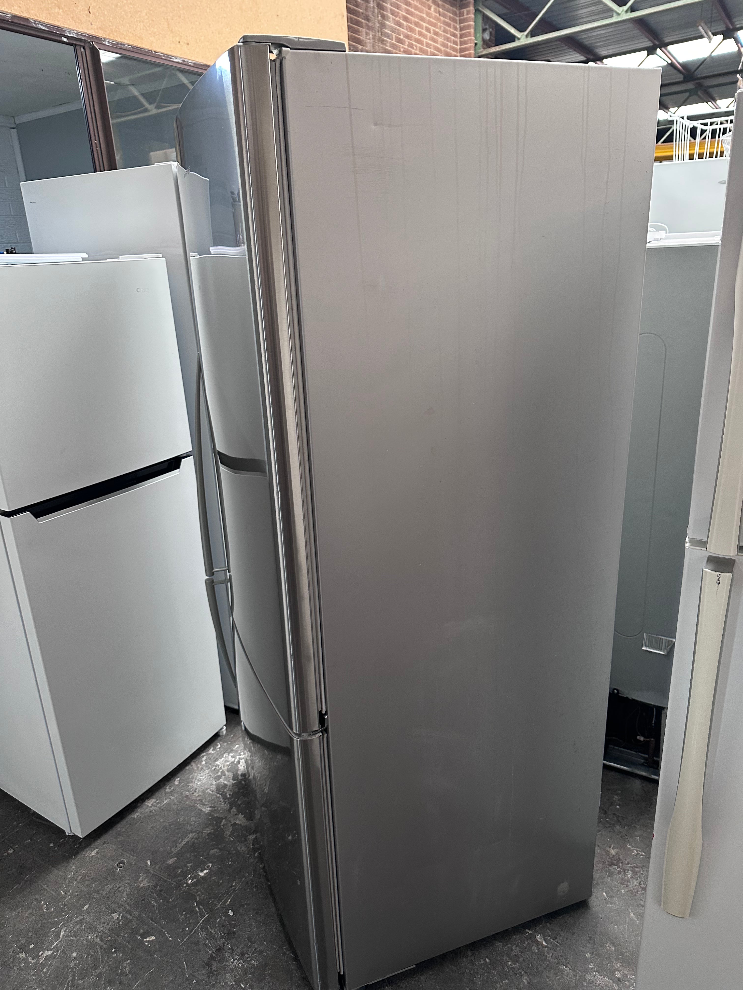 Fisher & Paykel 519L Stainless Steel Bottom Freezer Refrigerator - Energy Efficient, Quiet Operation | Perfect for Modern Kitchens, Restaurants & Small Businesses [Certified Refurbished]