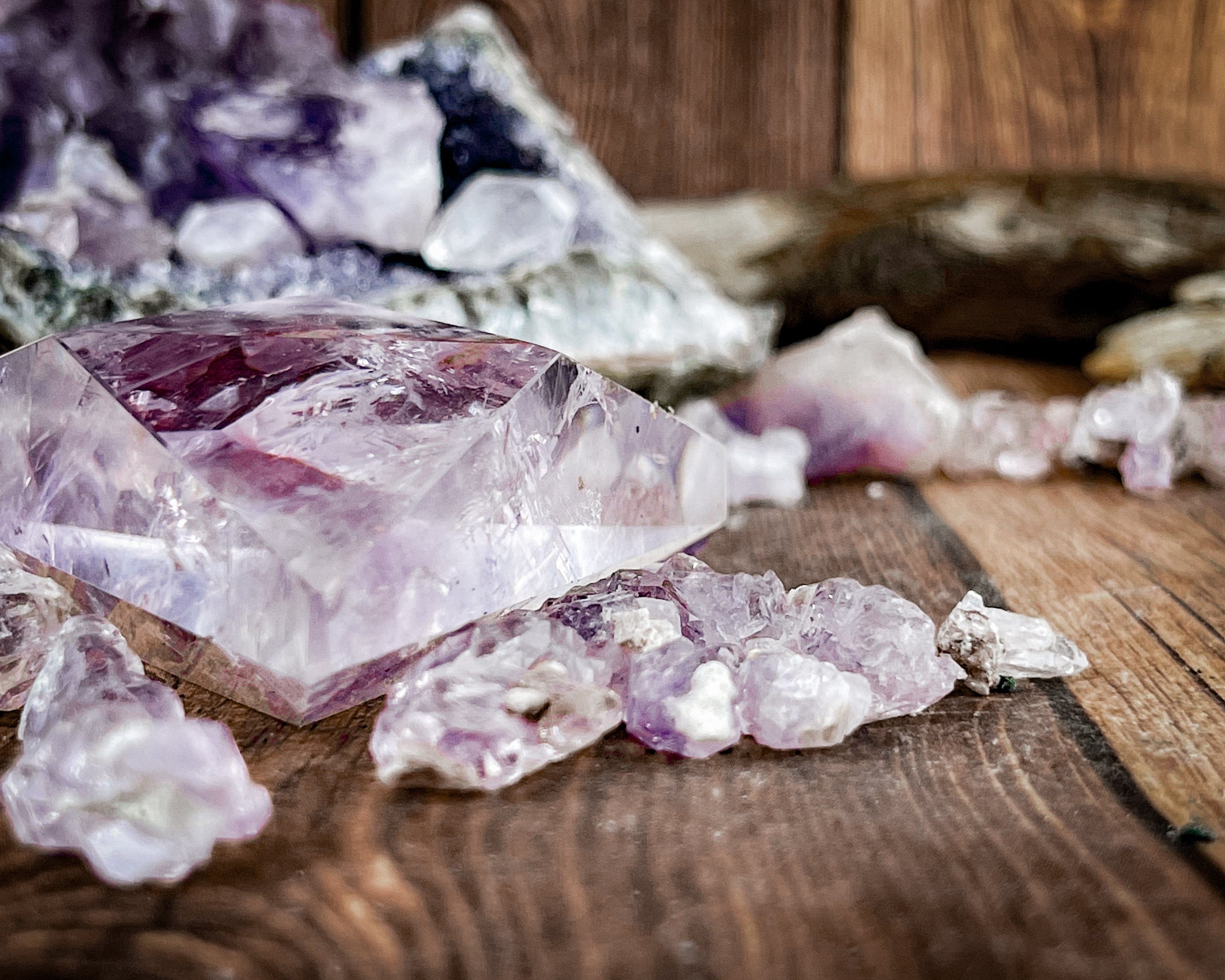 Natural Amethyst Triangle Carving - Healing Crystal for Meditation, Yoga & Home Decor - Spiritual Gift for Women & Men