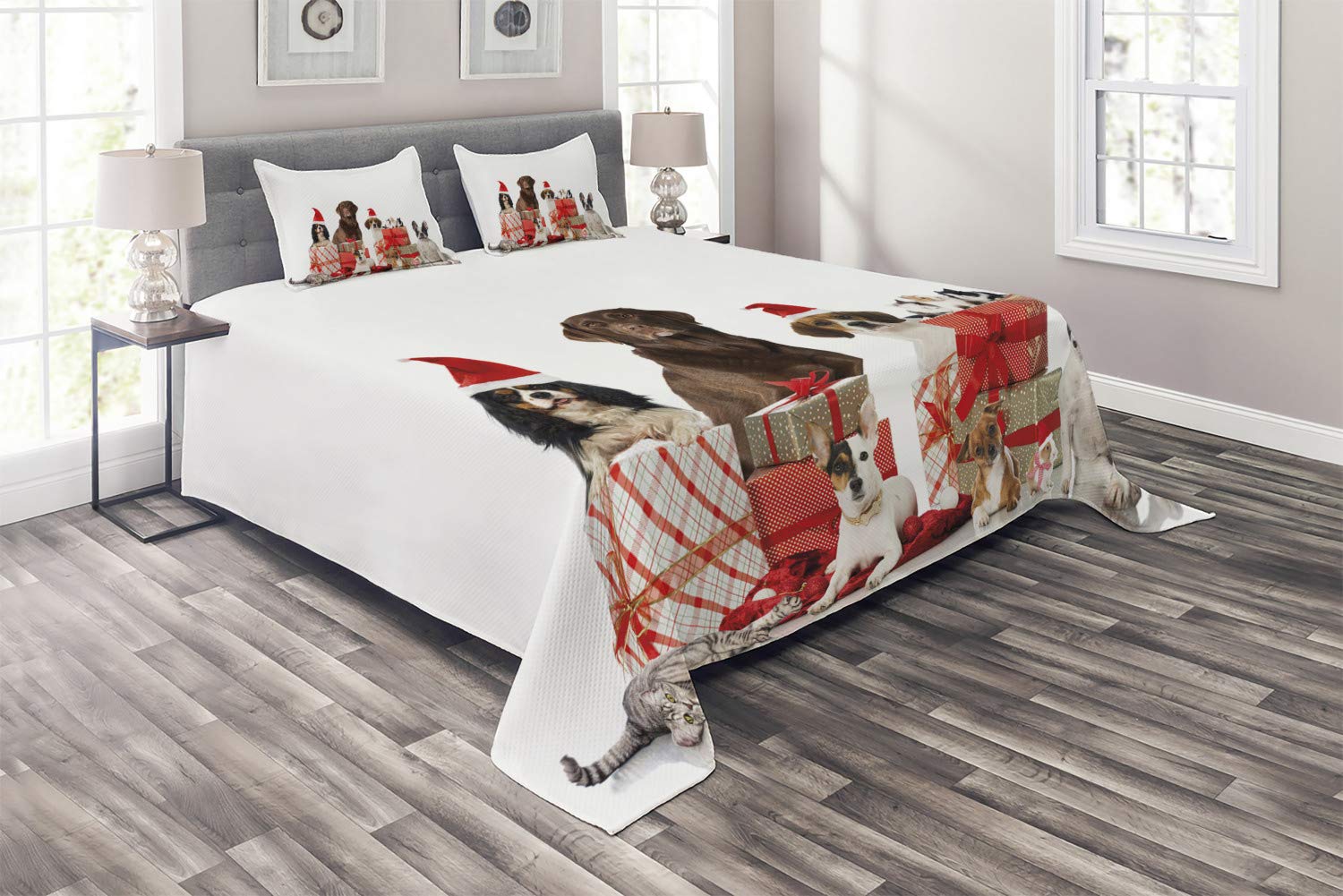 Ambesonne Christmas Quilt Set - 3 Piece King Size Bedspread with 2 Pillow Shams | Holiday Themed Pet Design Featuring Dogs, Cats & Rabbits in Brown, Red & White | Perfect for Festive Bedroom Decor & Cozy Winter Nights
