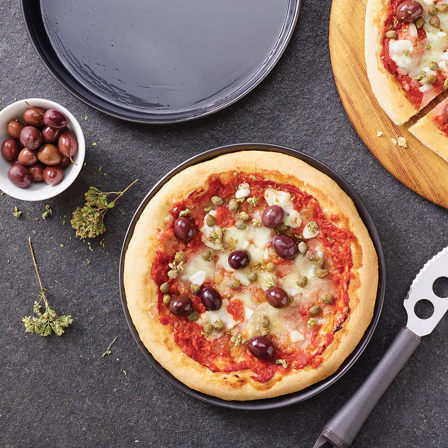 11740-24 Blue Iron Pizza Pan 24 cm - Heavy Duty Non-Stick Baking Pan for Homemade Pizza, Bread & Desserts - Perfect for Oven, Grill & Outdoor Cooking