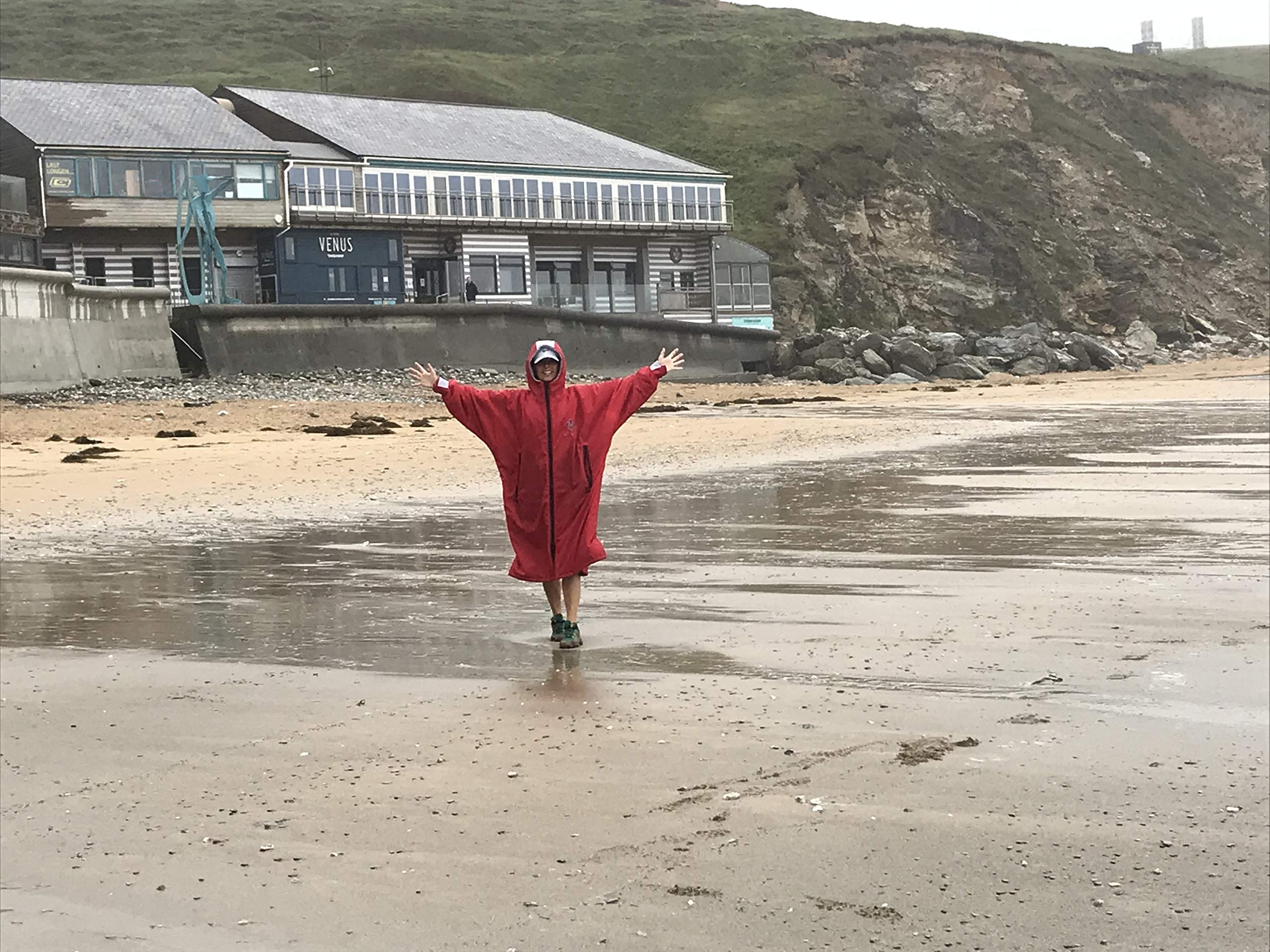 HUT Premium Red Waterproof Changing Robe for Women, Men & Kids - Windproof Surfing Robe for Open Water Swimmers, Beach & Outdoor Activities - Ideal for Surfing, Swimming & Post-Water Sports Warmth