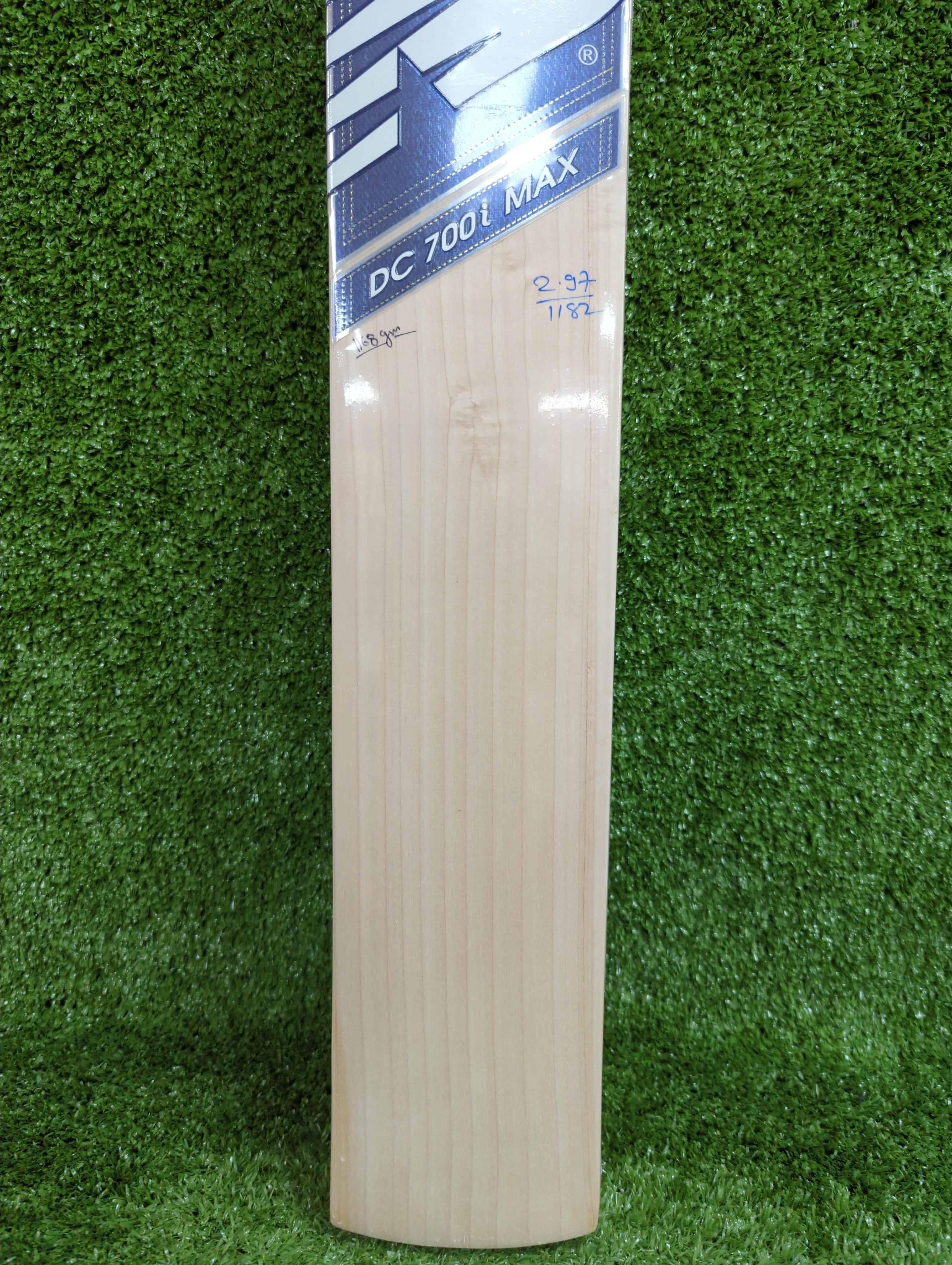 NB DC 700i Max English Willow Cricket Bat - Premium Grade Cricket Equipment for Professional Players - Perfect for Matches, Training & Tournaments