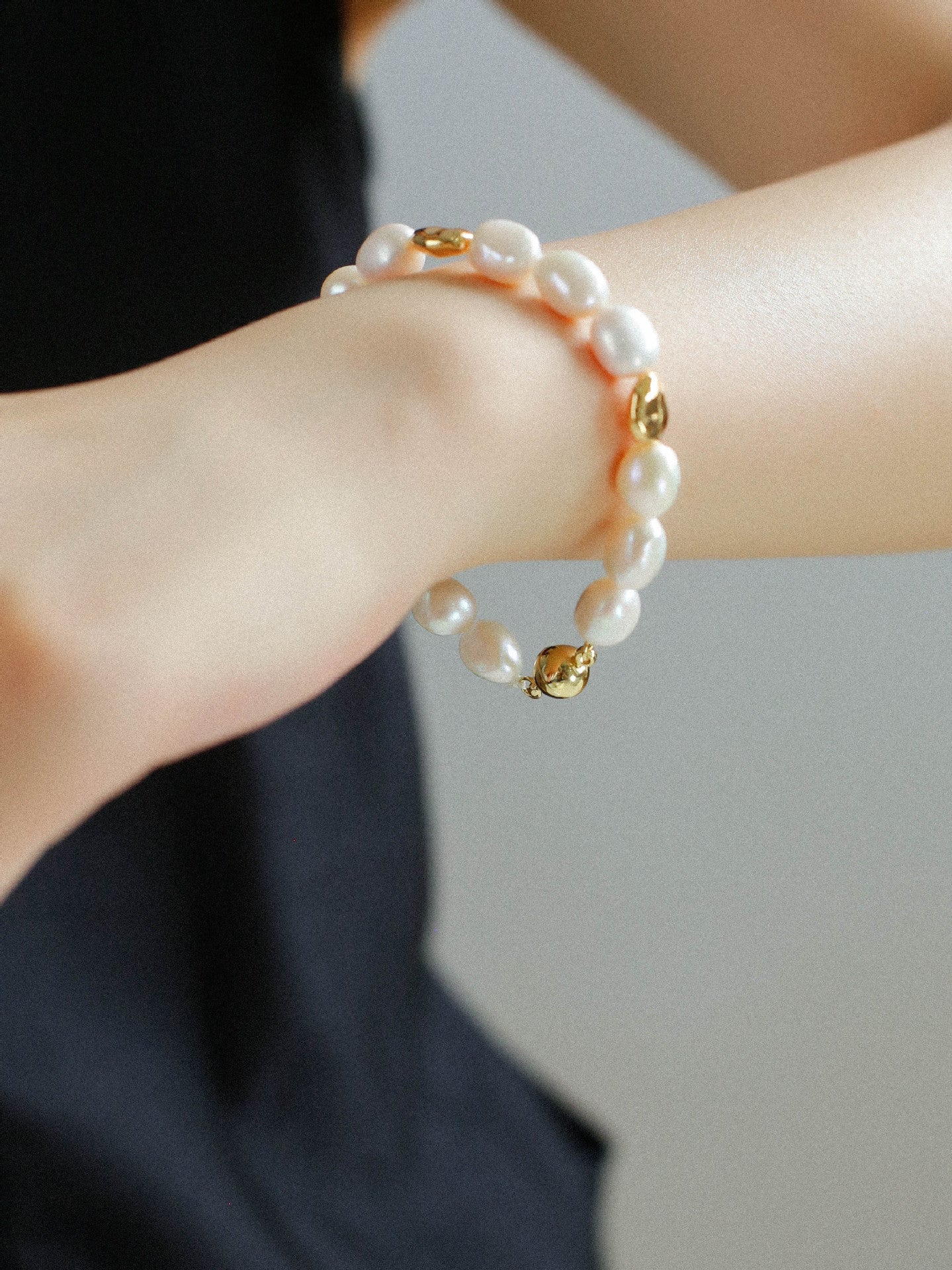 Stylish Irregular Metal and Pearl Magnetic Clasp Beaded Bracelet for Women - Perfect for Parties, Weddings & Everyday Wear