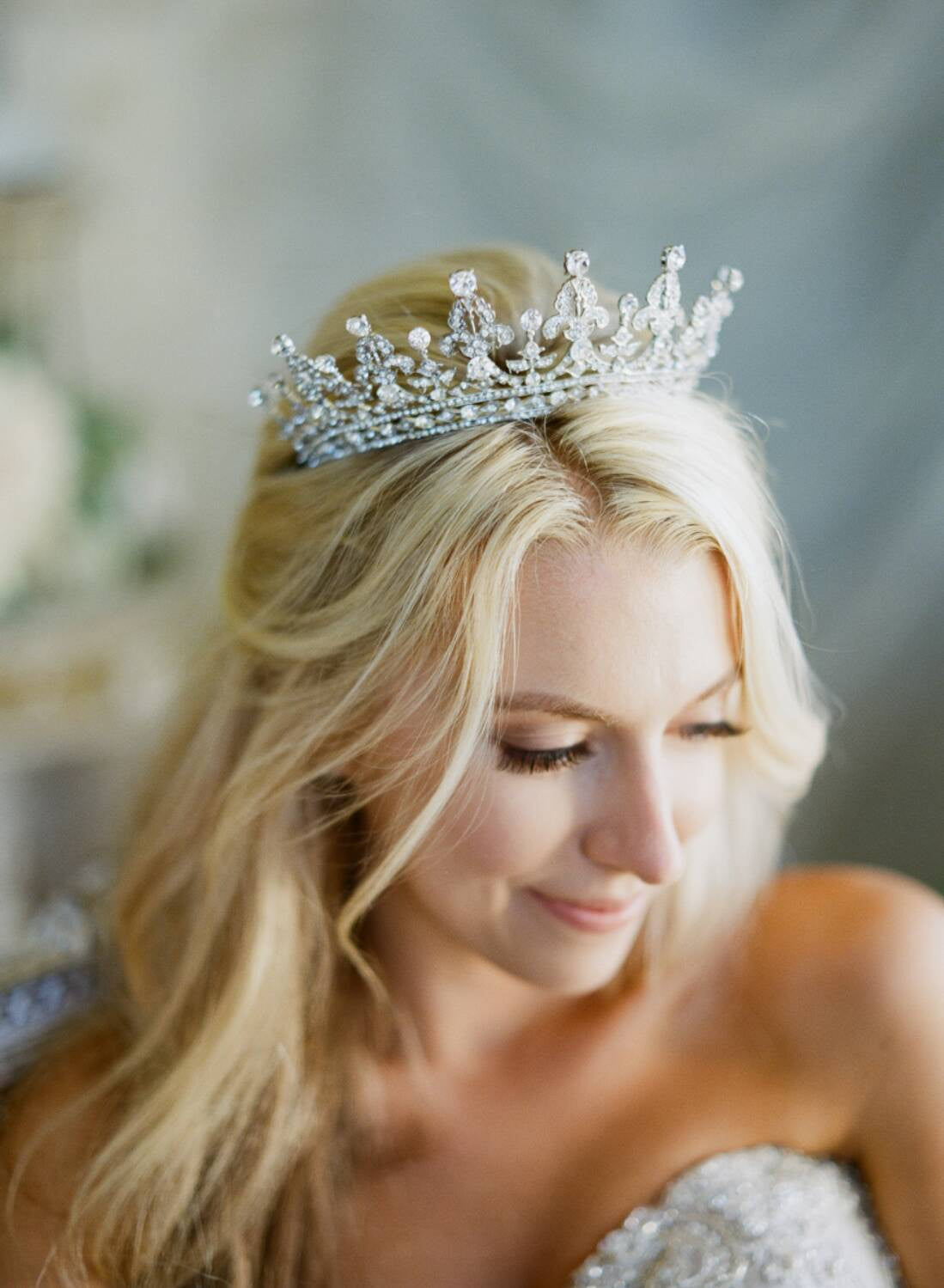 QUEEN VICTORIA Bridal Tiara - Elegant Crystal Wedding Crown for Bride, Bridesmaids & Prom | Perfect for Weddings, Pageants & Special Occasions