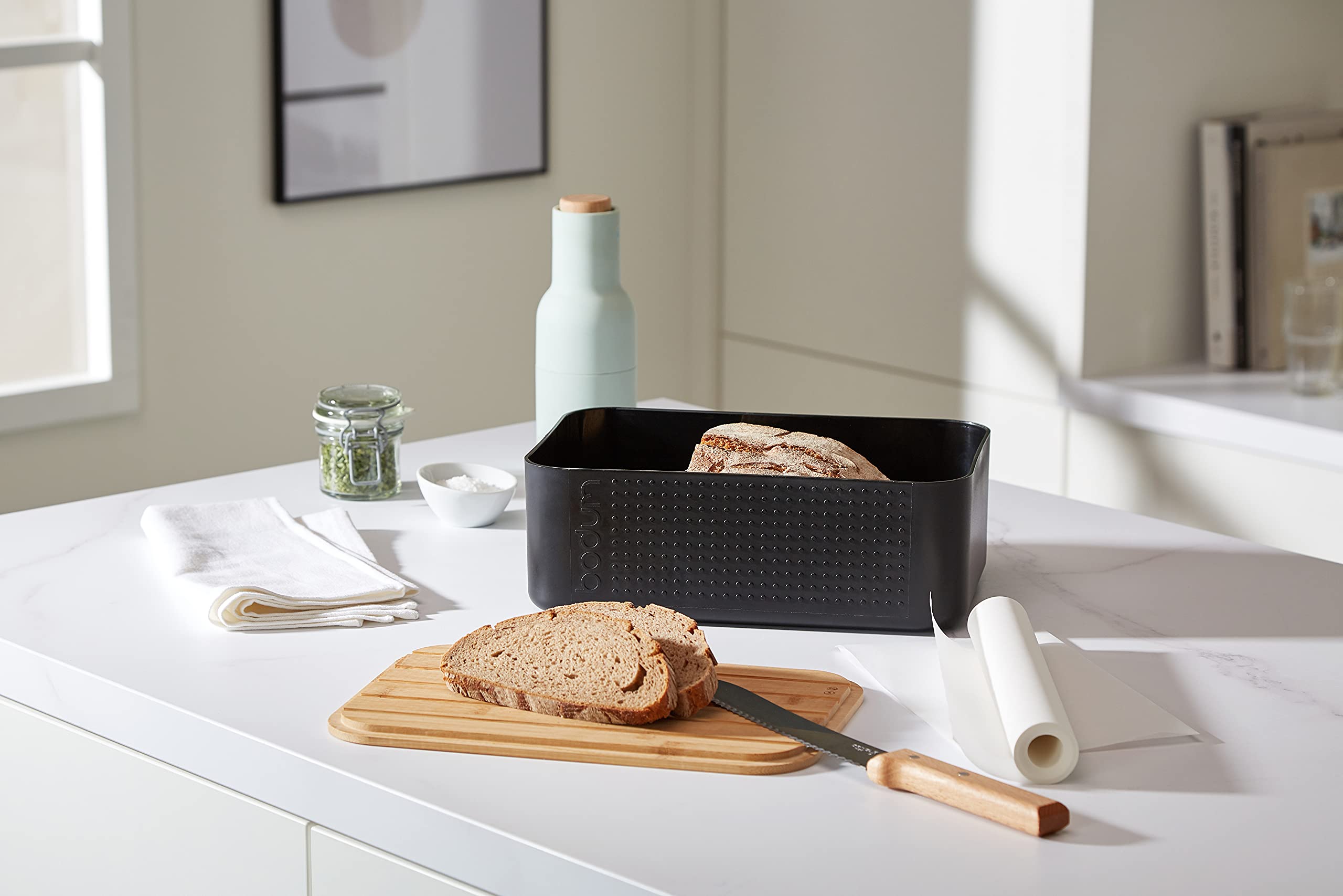 Bodum 11740-01 Bistro Small Bread Storage Box - Plastic & Wood Bread Keeper with Lid, Black (19.4 x 29.4 x 10.7 cm) - Perfect for Kitchen Countertop, Pantry Organization & Fresh Bread Storage