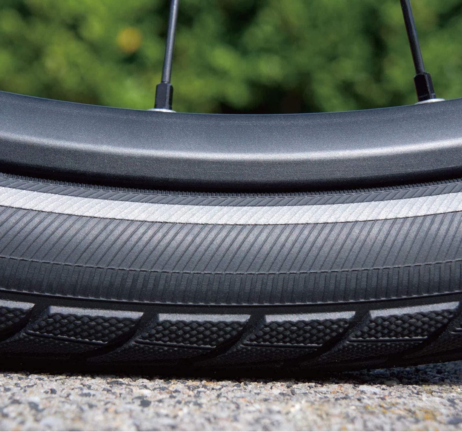 Marathon Plus 700x32C Bicycle Tire with SmartGuard Reflective Technology - Durable Road Bike Tires for Commuting, Touring & Urban Cycling
