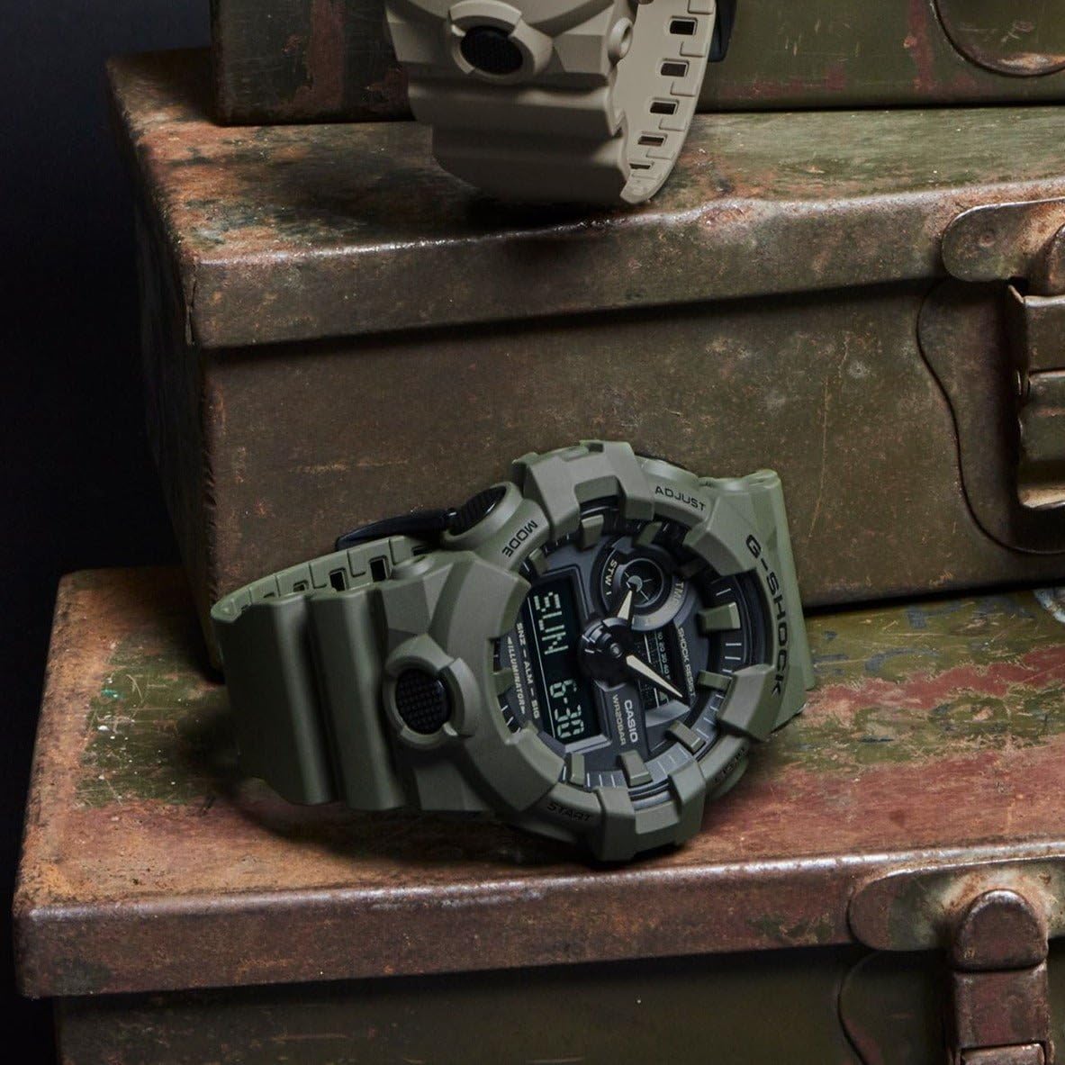 Casio G-Shock 700UC Series Men's Shock-Resistant Watch - 200M Water Resistant, Quartz Movement, Resin Strap & Case - Perfect for Outdoor Sports, Diving, and Everyday Wear