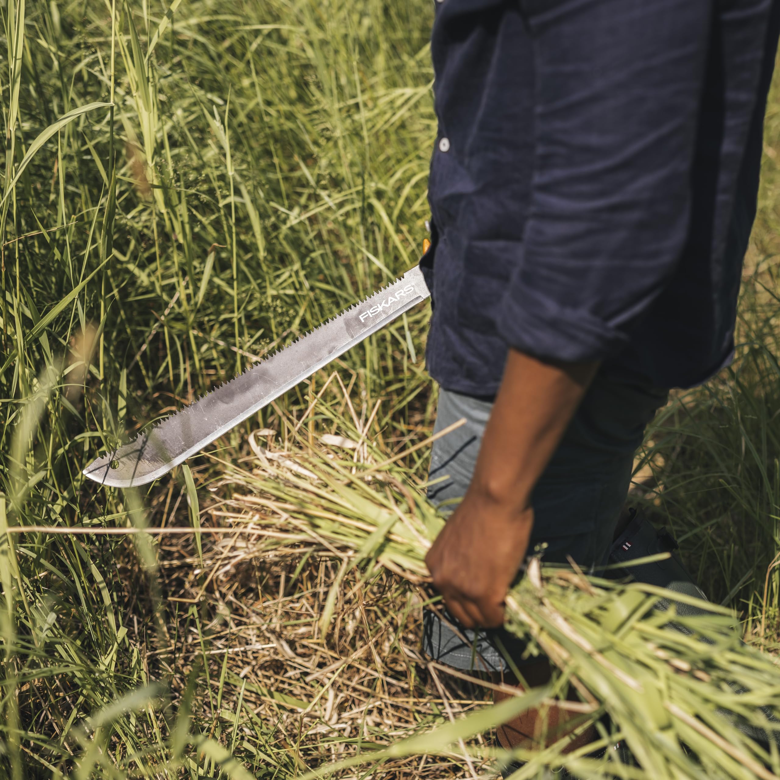 Fiskars 18-Inch Machete Saw with Tempered Steel Blade - One-Handed Grip Handle & Secure Wrist Lanyard - Perfect for Camping, Hiking, and Outdoor Survival Gear