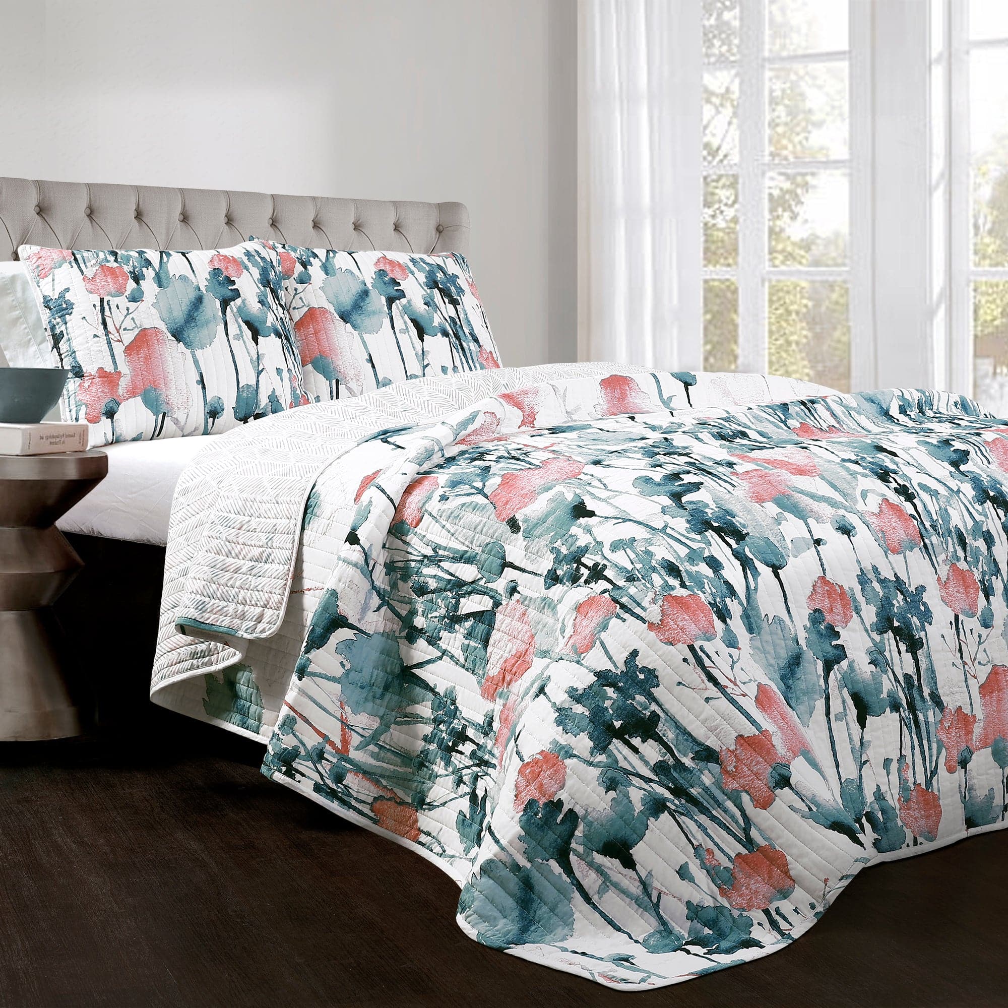Zuri Flora Quilt 3 Piece Bedding Set - Soft Floral Pattern Comforter, Pillow Shams & Bed Skirt - Perfect for Master Bedroom, Guest Room & Cozy Home Decor