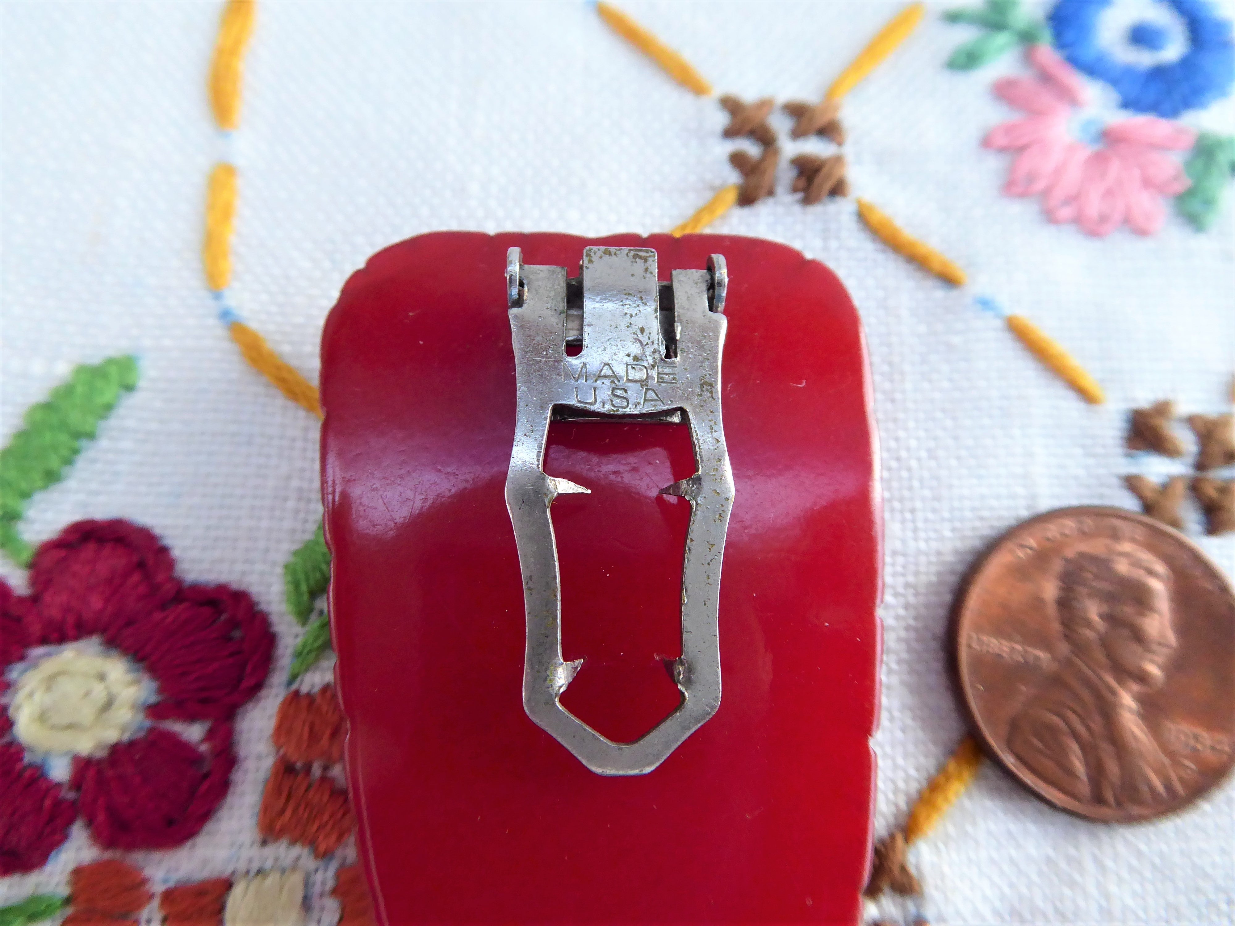 Vintage 1930s Cherry Red Bakelite Art Deco Dress Clip - Hand Carved Neckline Jewelry for Women | Perfect for Vintage Fashion, Costume Parties & Antique Collections