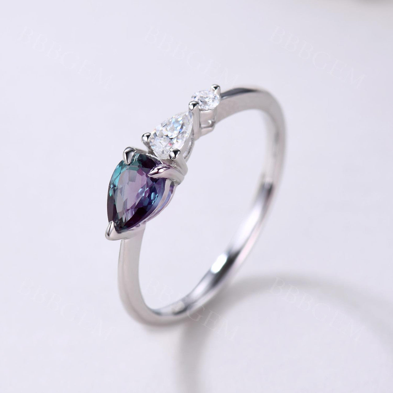 Exquisite Alexandrite & Moissanite Three-Stone Engagement Ring in Rose Gold – Perfect for Proposals, Anniversaries, and Special Occasions