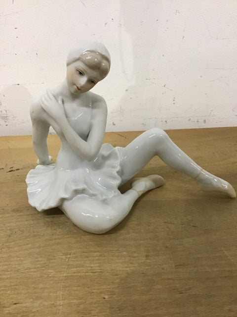 Elegant Porcelain Ballerina Figurine - Handcrafted Home Decor for Ballet Lovers | Perfect for Shelves, Gift Boxes & Wedding Centerpieces