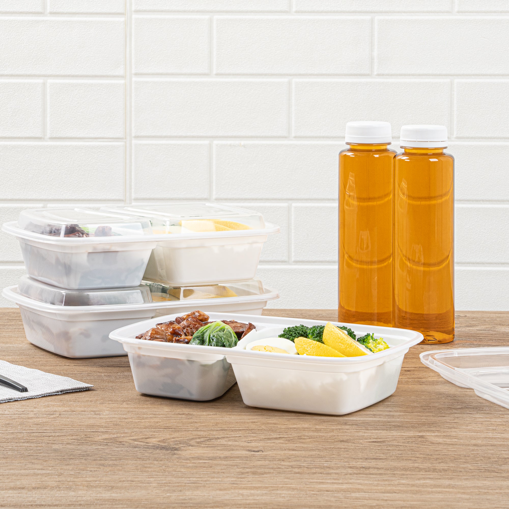 32 oz White Plastic 2-Compartment Food Storage Containers with Clear Lids - Microwave Safe, 8.75