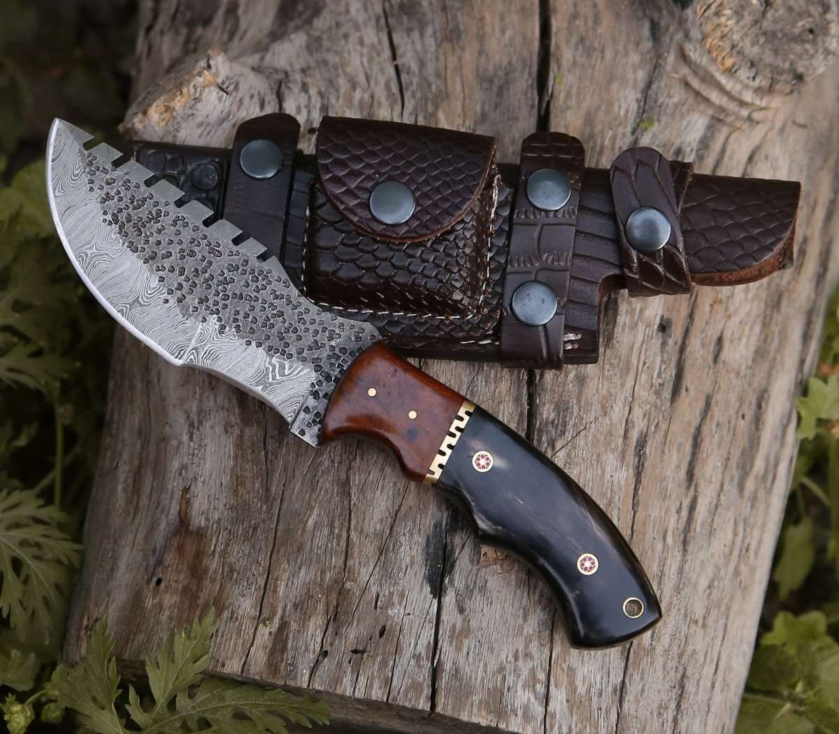 Premium Damascus Steel Hunting Knife with Exotic Rosewood & Horn Handle - Outdoor Survival, Camping & Bushcraft Essential