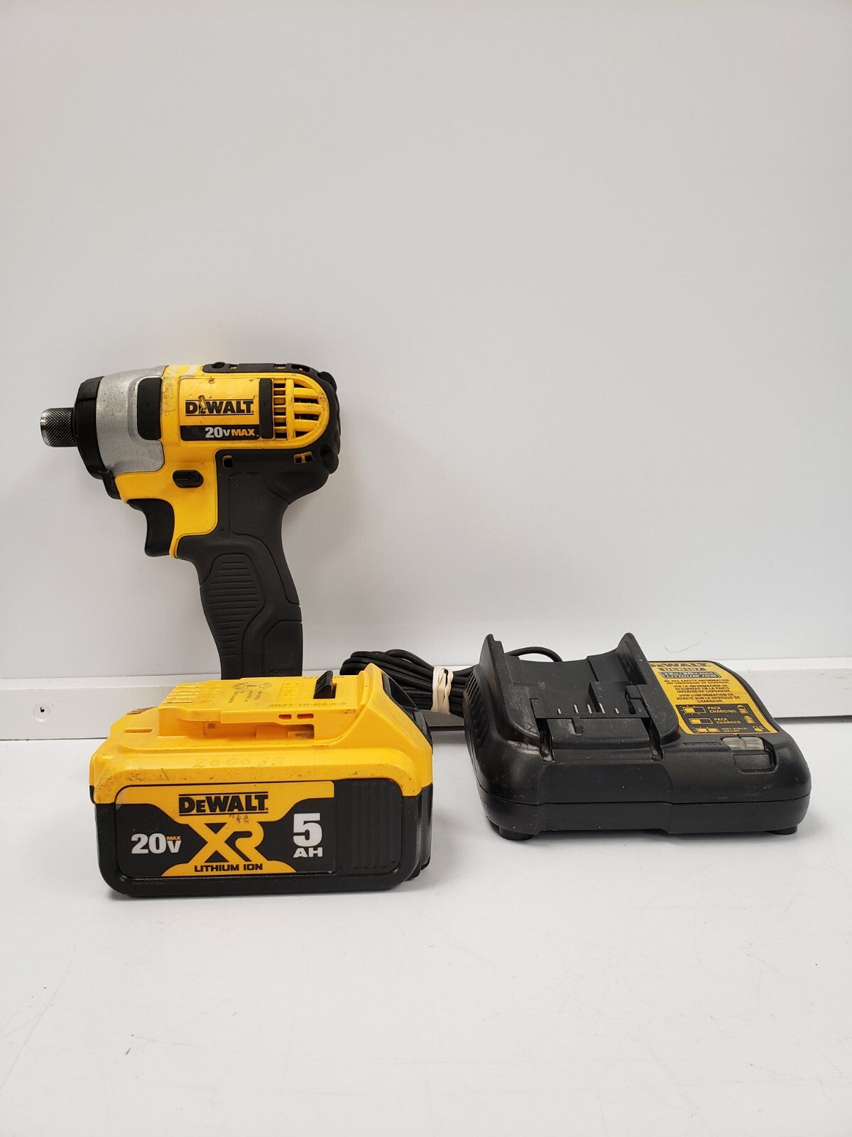 DEWALT DCF885 20V MAX Cordless Impact Driver Kit with 1/4-Inch Hex Chuck - Perfect for Construction, Woodworking, and DIY Home Projects