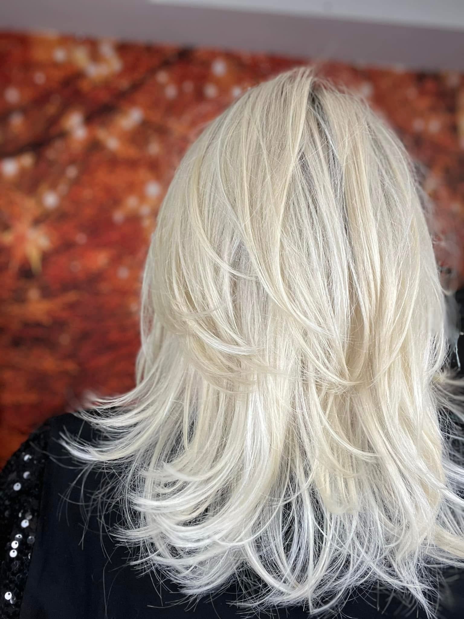 ELEGANCE AWAITS Hollywood Blonde Wig - Premium Synthetic Hair for Cosplay, Costume Parties & Special Events