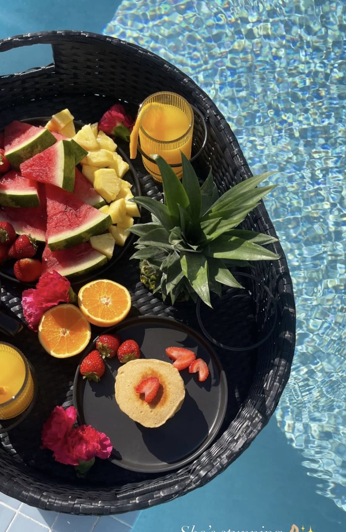 Premium Floating Pool Tray - Waterproof Drink Holder & Snack Tray for Swimming Pools - Stylish Floating Bar & Breakfast Tray for Relaxing by the Poolside or Lake
