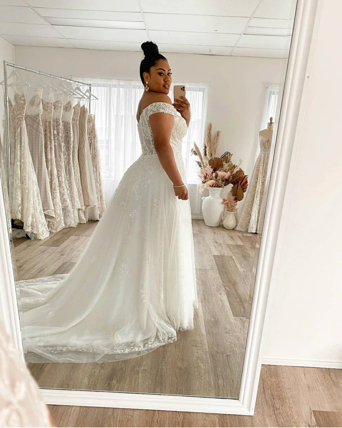Elegant Plus Size A-Line Off-Shoulder Lace Wedding Dress with Tulle Backless Design - Perfect for Bridal Gowns, Beach Weddings & Romantic Ceremonies
