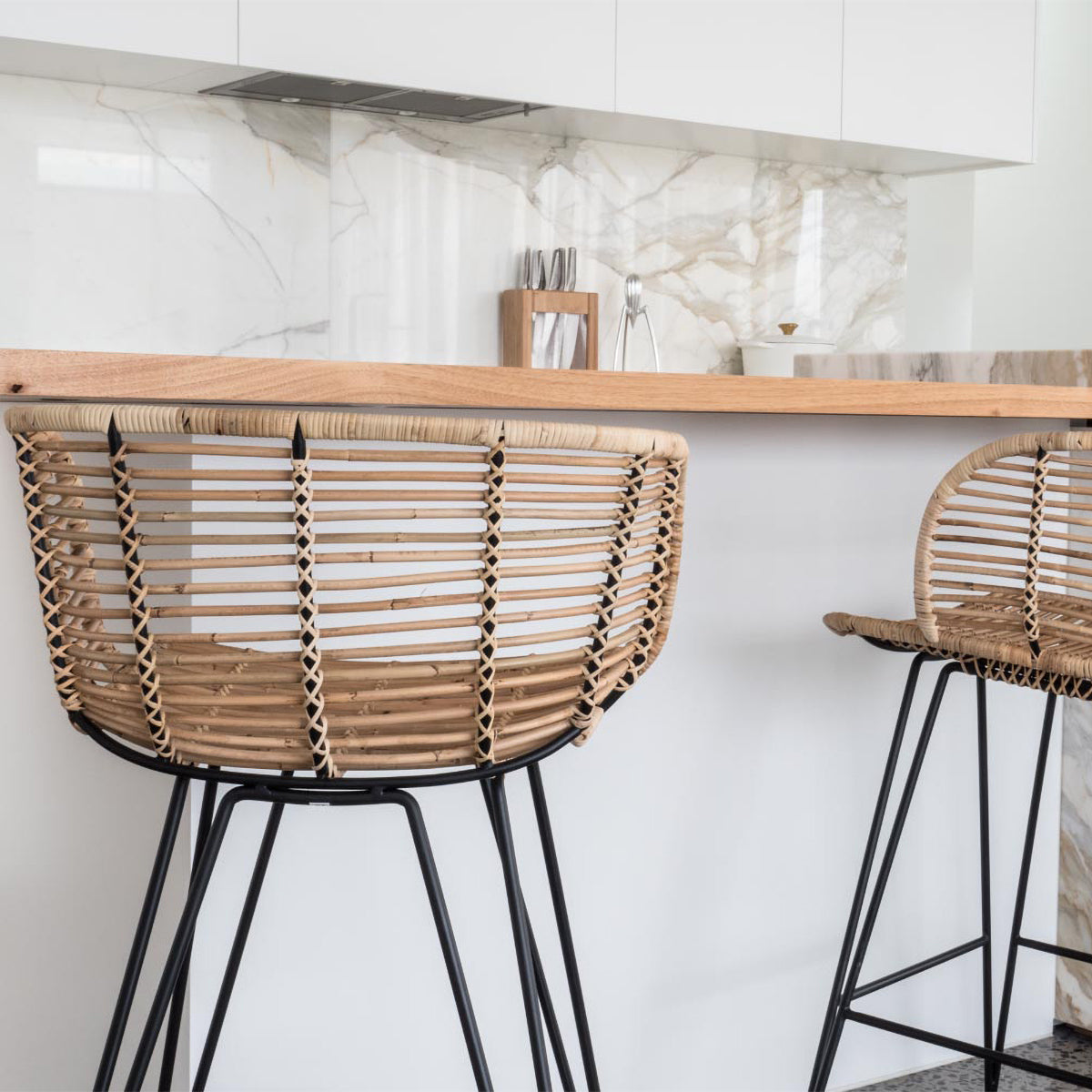 Satara Anna Bar Stool - Modern Counter Height Swivel Stool with Padded Seat for Kitchen Island, Breakfast Nook & Home Bar - Comfortable & Stylish Dining Chair for Indoor Use