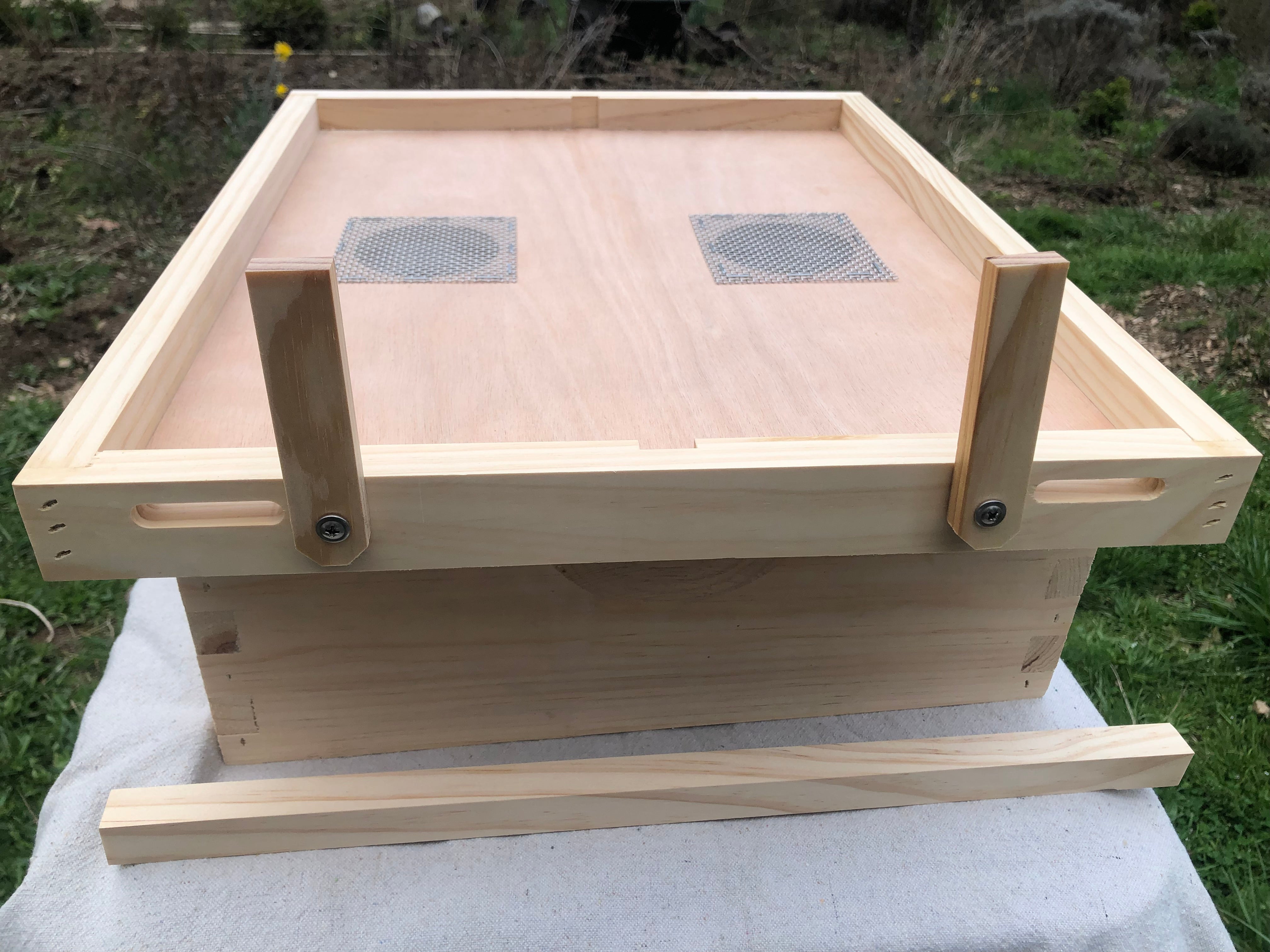 Double Screen for Beehive Colony Splits - Beekeeping Equipment for Honey Production & Hive Management