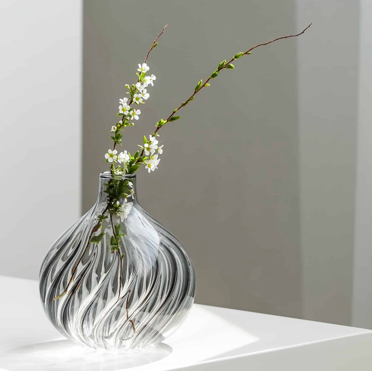 Flori Round Bud Vase - Small Glass Flower Vase for Single Stem Roses, Tulips & Daisies - Perfect for Weddings, Home Decor & Table Centerpieces