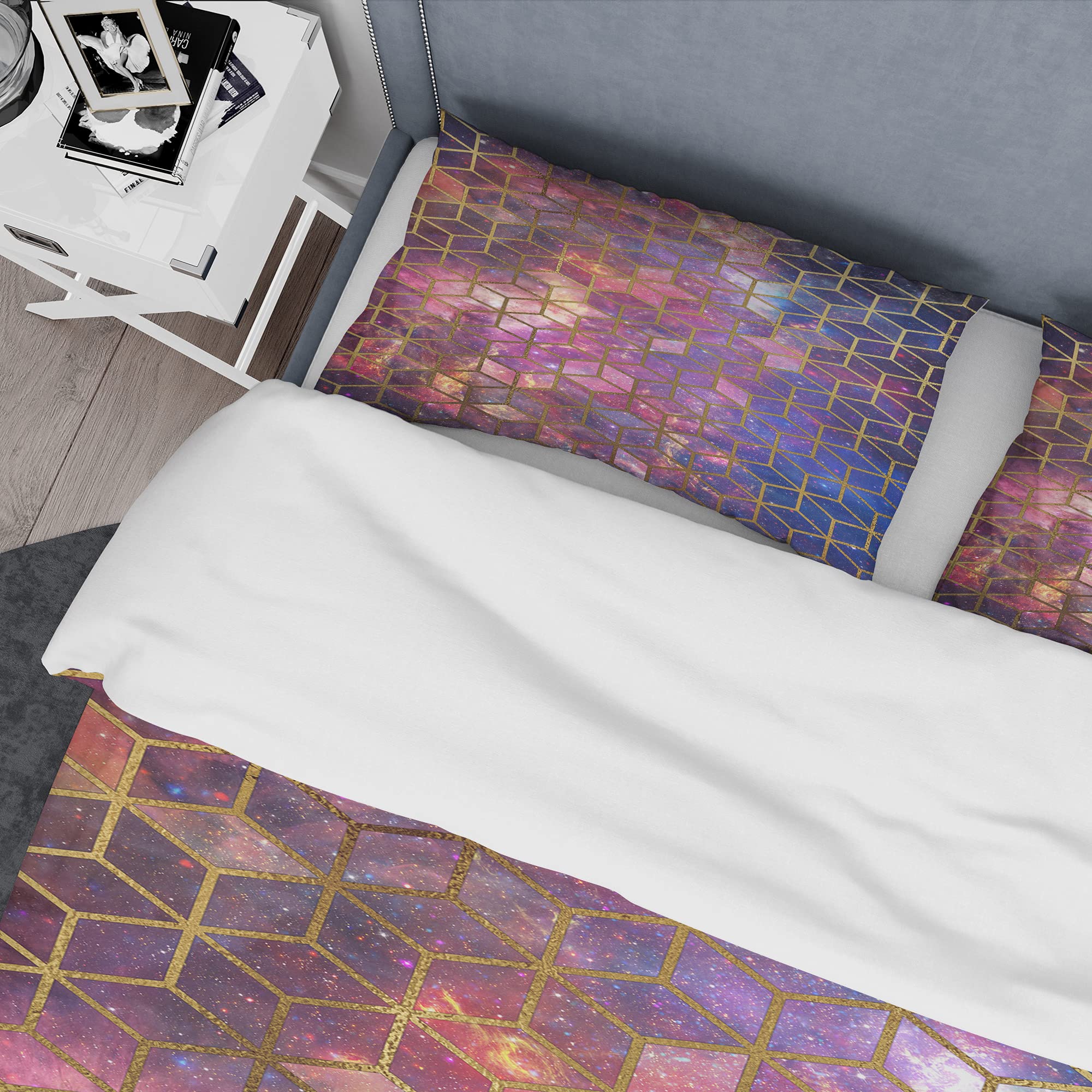 DesignQ Dark Yellow Cubes on Cosmic Background Modern Duvet Cover Set King - 3 Piece Geometric Bedding Set for All Seasons | Contemporary Home Decor for Bedroom, Guest Room & Dorm