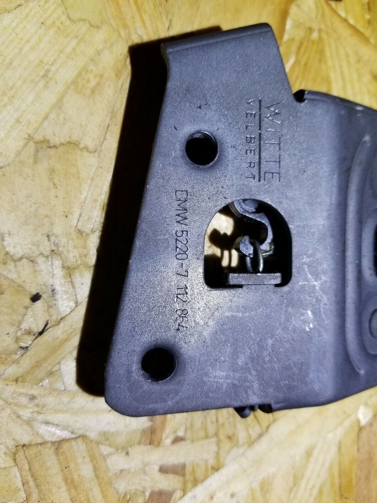 04-07 BMW 530xi E60 Right Rear Seat Latch Lock OEM 7112864 - Perfect for Seat Replacement & Car Interior Repair