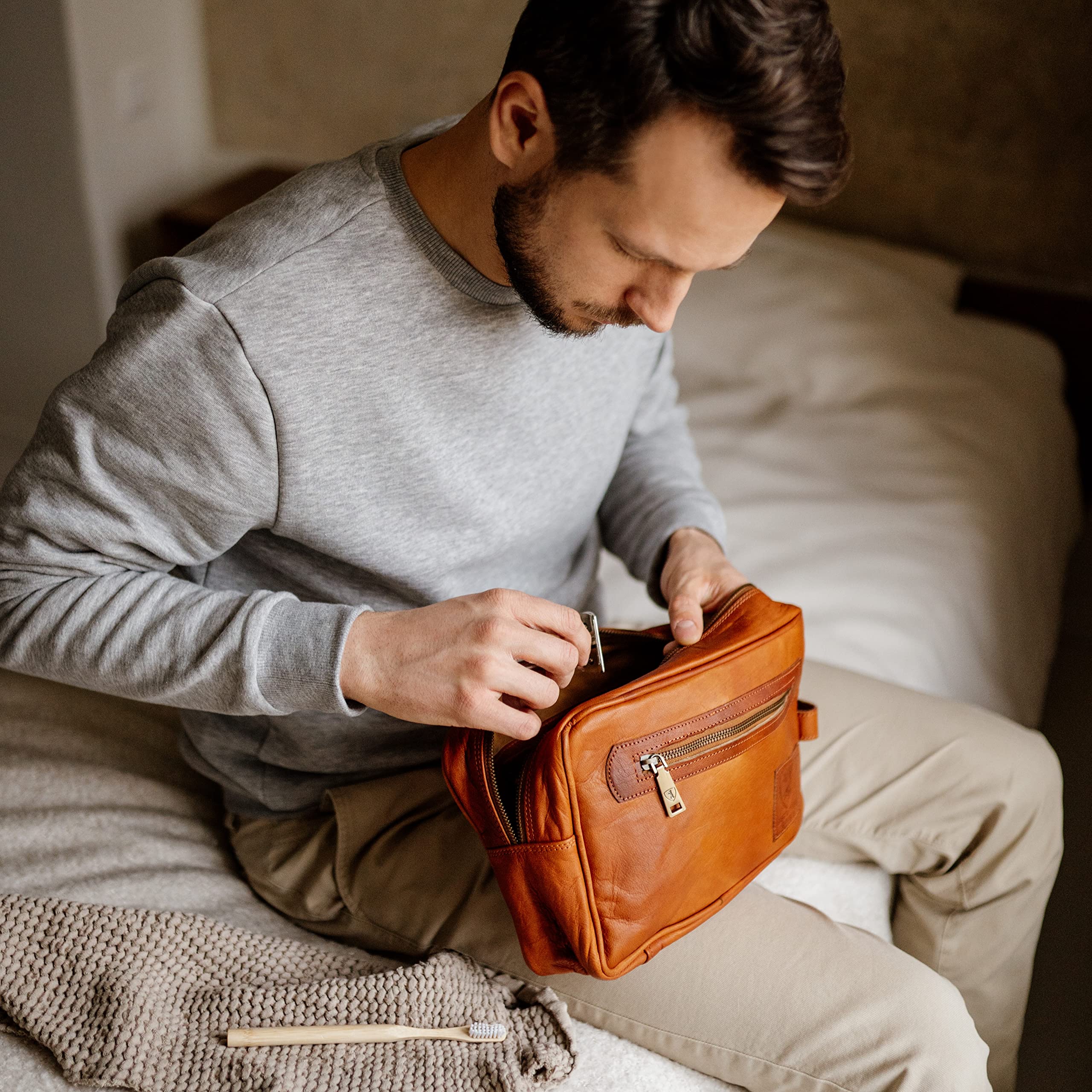 BERLINER BAGS Vintage Leather Toiletry Bag for Men & Women - Brown Cosmetic Travel Case with 1 Compartment | Perfect for Gym, Business Trips & Weekend Getaways