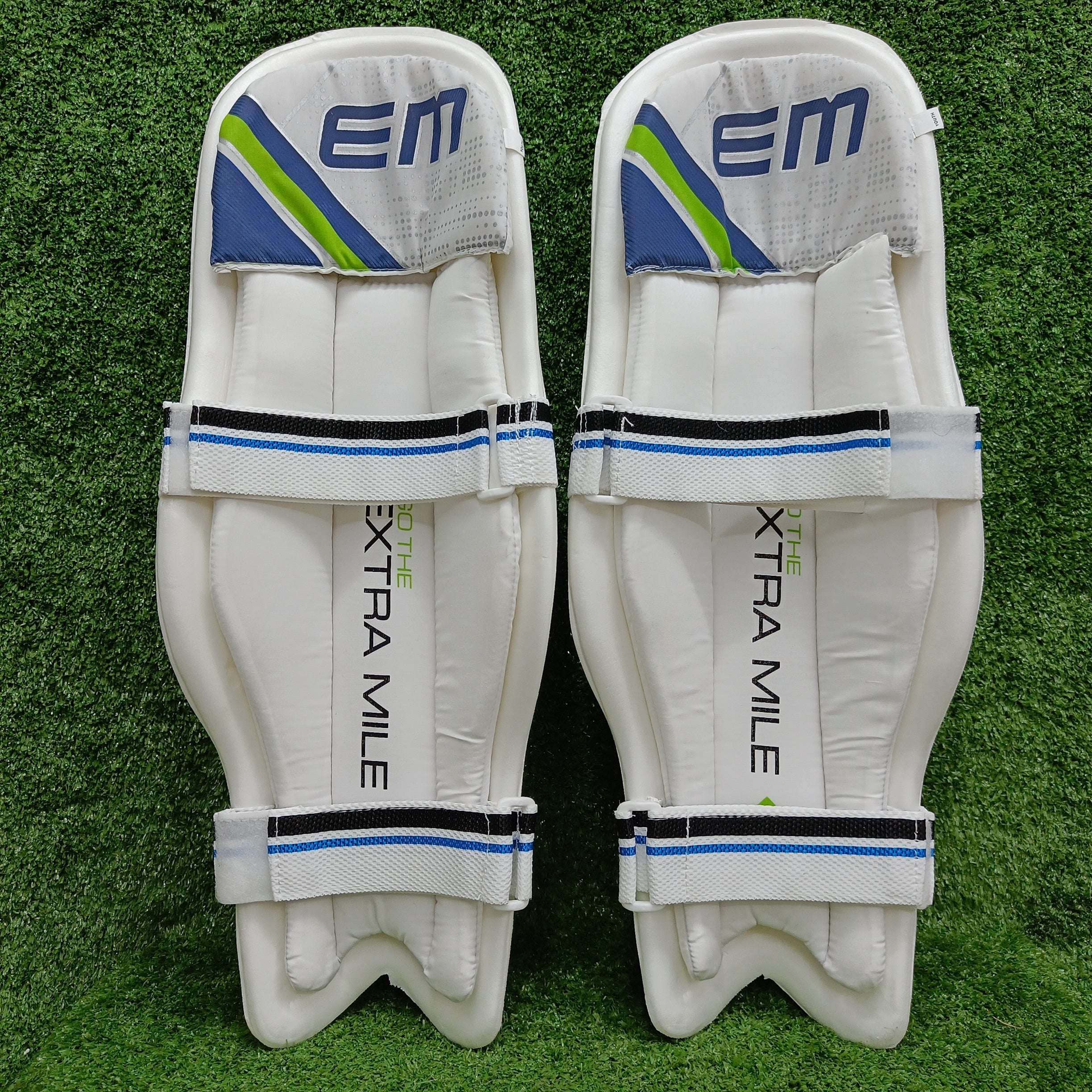 EM Maxxum 4.0 Adult Cricket Batting Pads - Lightweight Protective Leg Guards for Cricket Players - Perfect for Practice & Competitive Matches