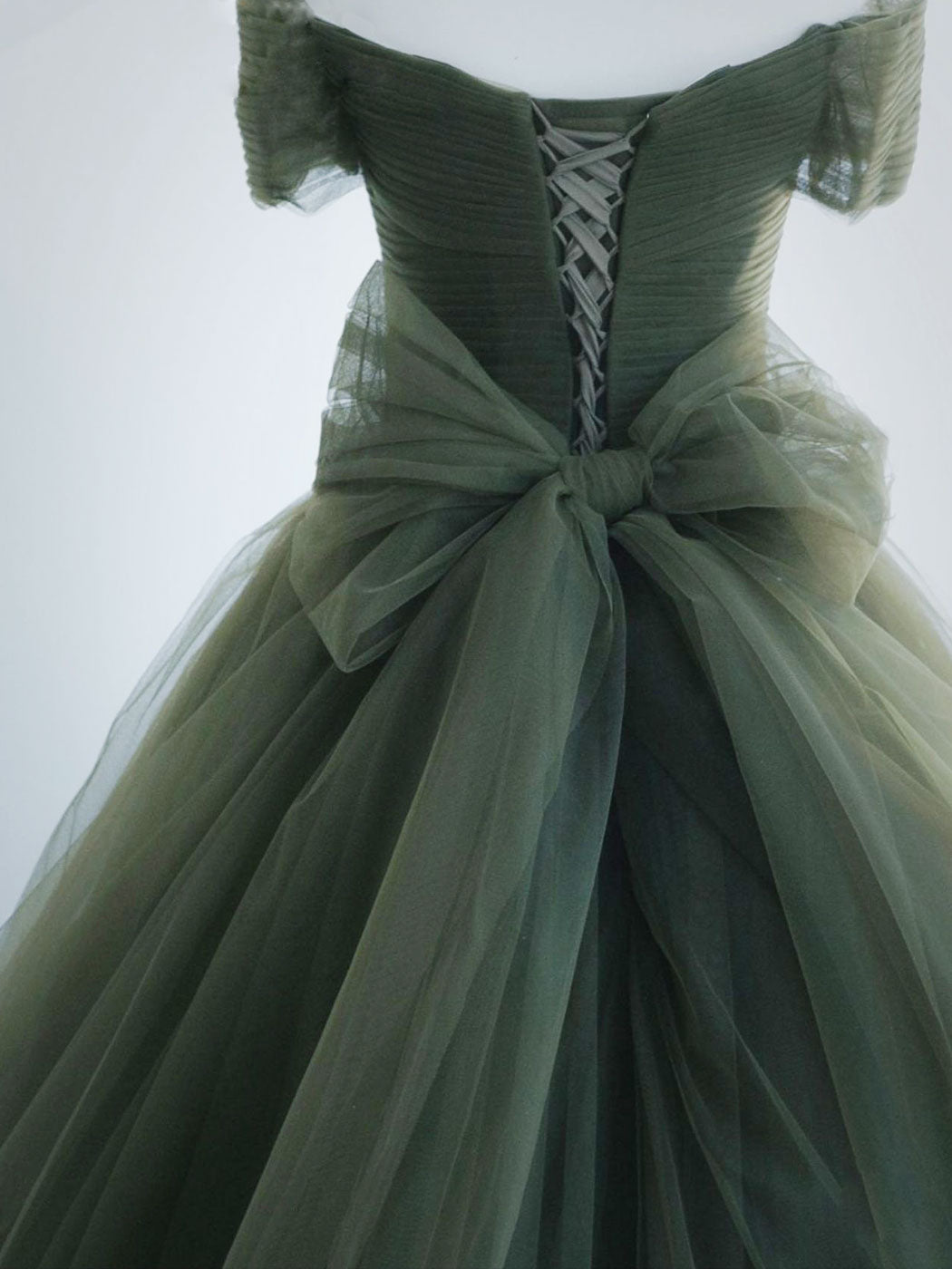 Elegant A-Line Sweetheart Neck Green Long Prom Dress with Sweep Train - Perfect for Formal Dances, Evening Galas & Special Occasions