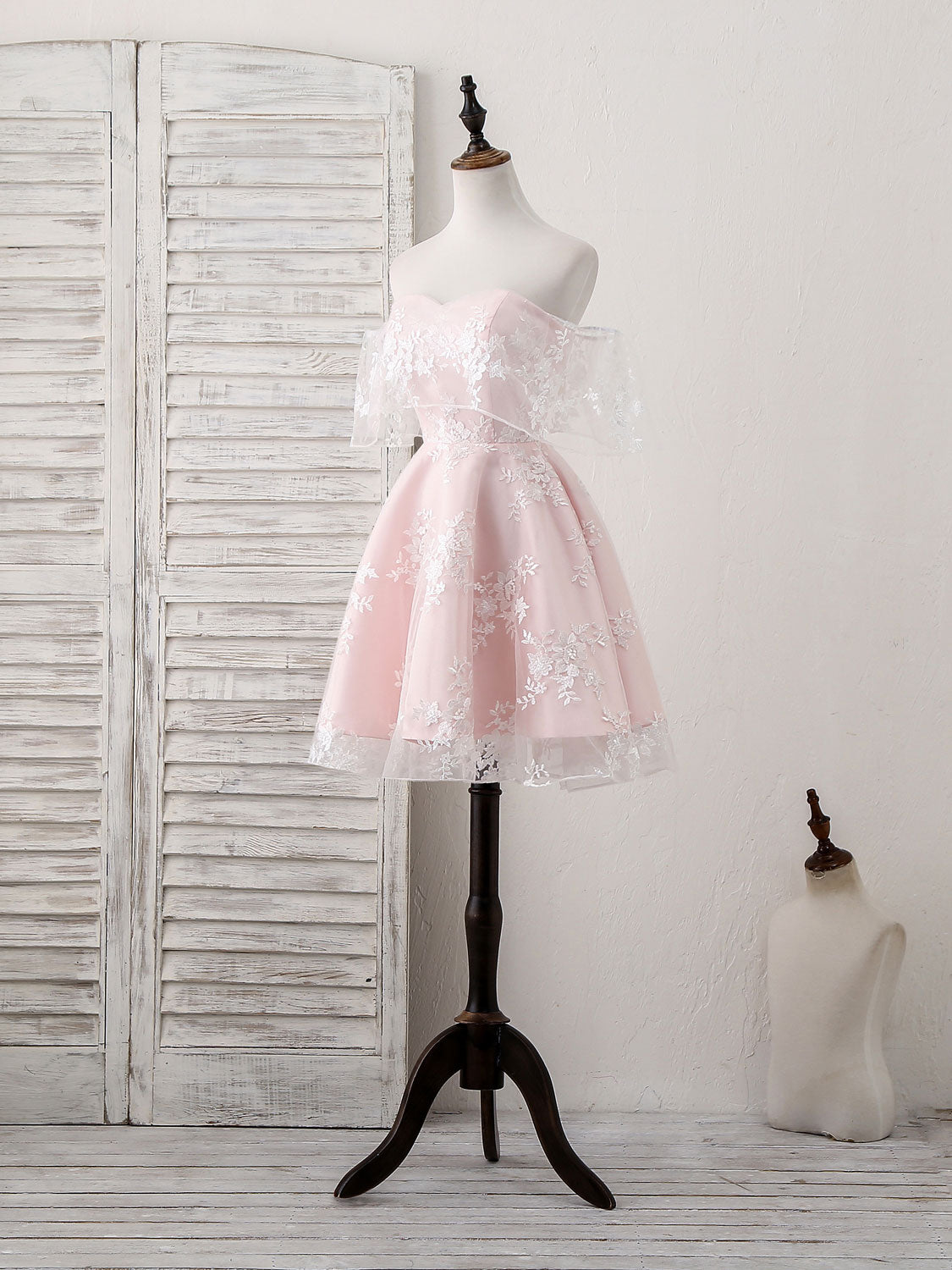Elegant Pink Tulle Sweetheart Lace Short Prom Dress for Homecoming, Party, and Special Occasions | Flirty A-Line Mini Dress for Teens and Juniors