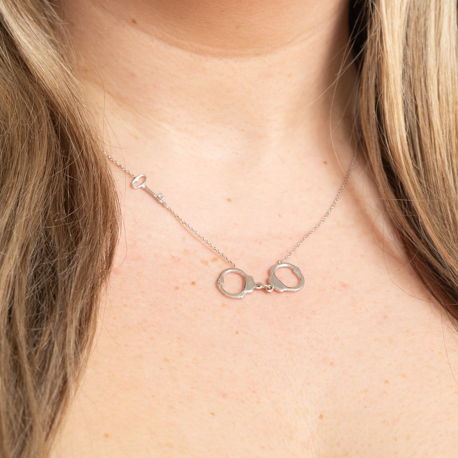 14K White Gold Handcuff & Key Pendant Necklace - 16.5