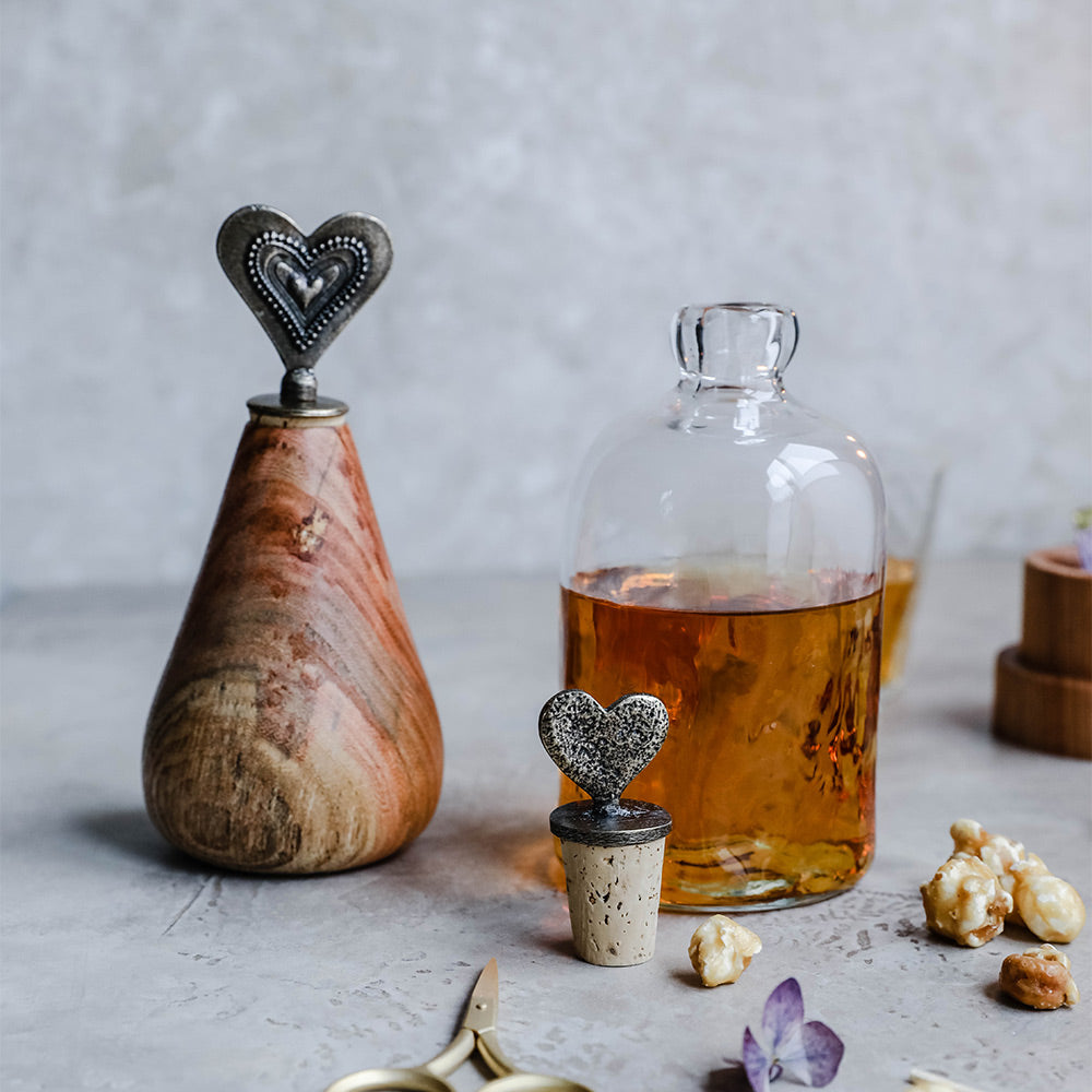 Premium Brass Heart Bottle Stopper - Elegant Wine & Liquor Decanter Plug - Perfect for Home Bars, Wedding Favors & Gift Giving
