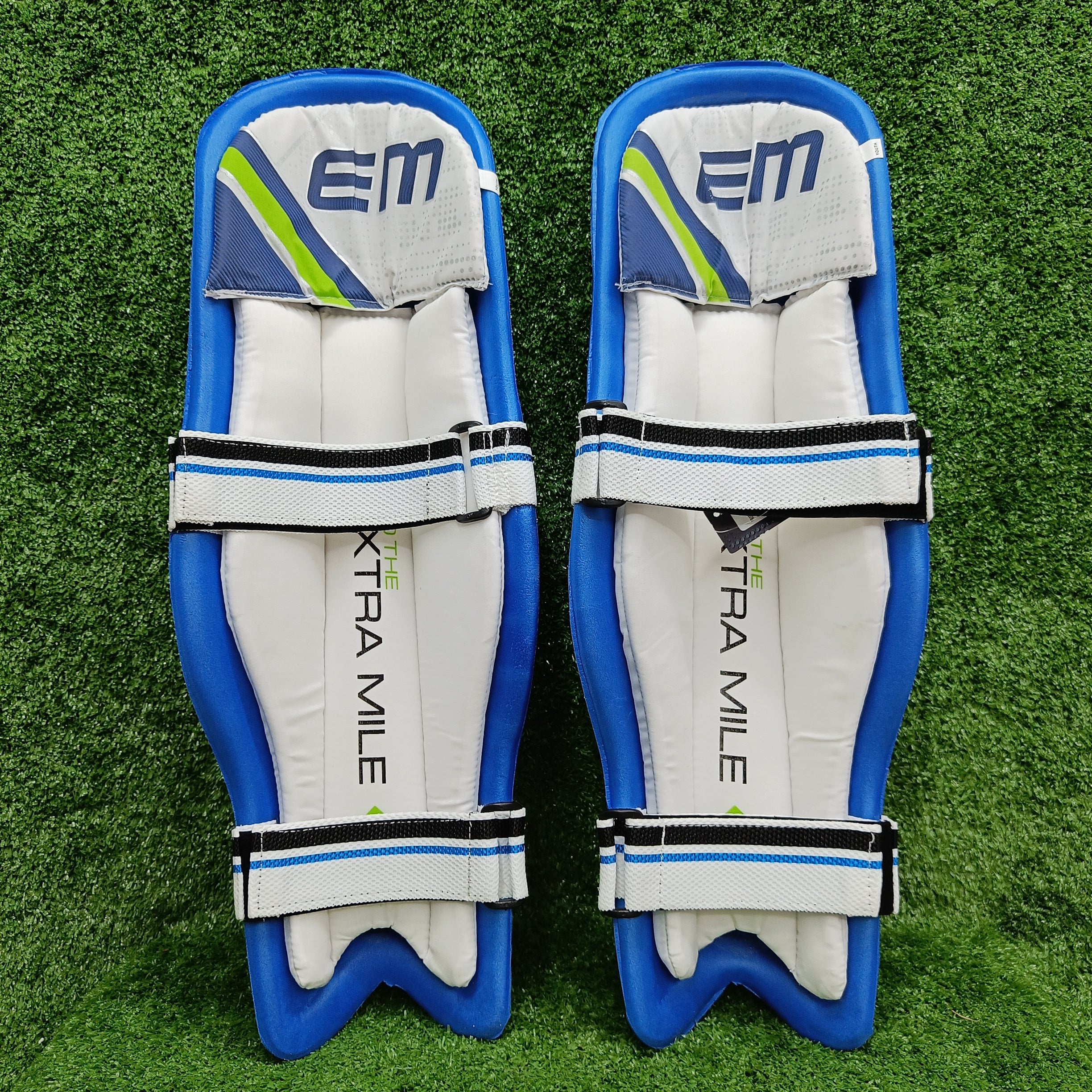 EM Maxxum 4.0 Adult Cricket Batting Pads - Lightweight Protective Leg Guards for Cricket Players - Perfect for Practice & Competitive Matches