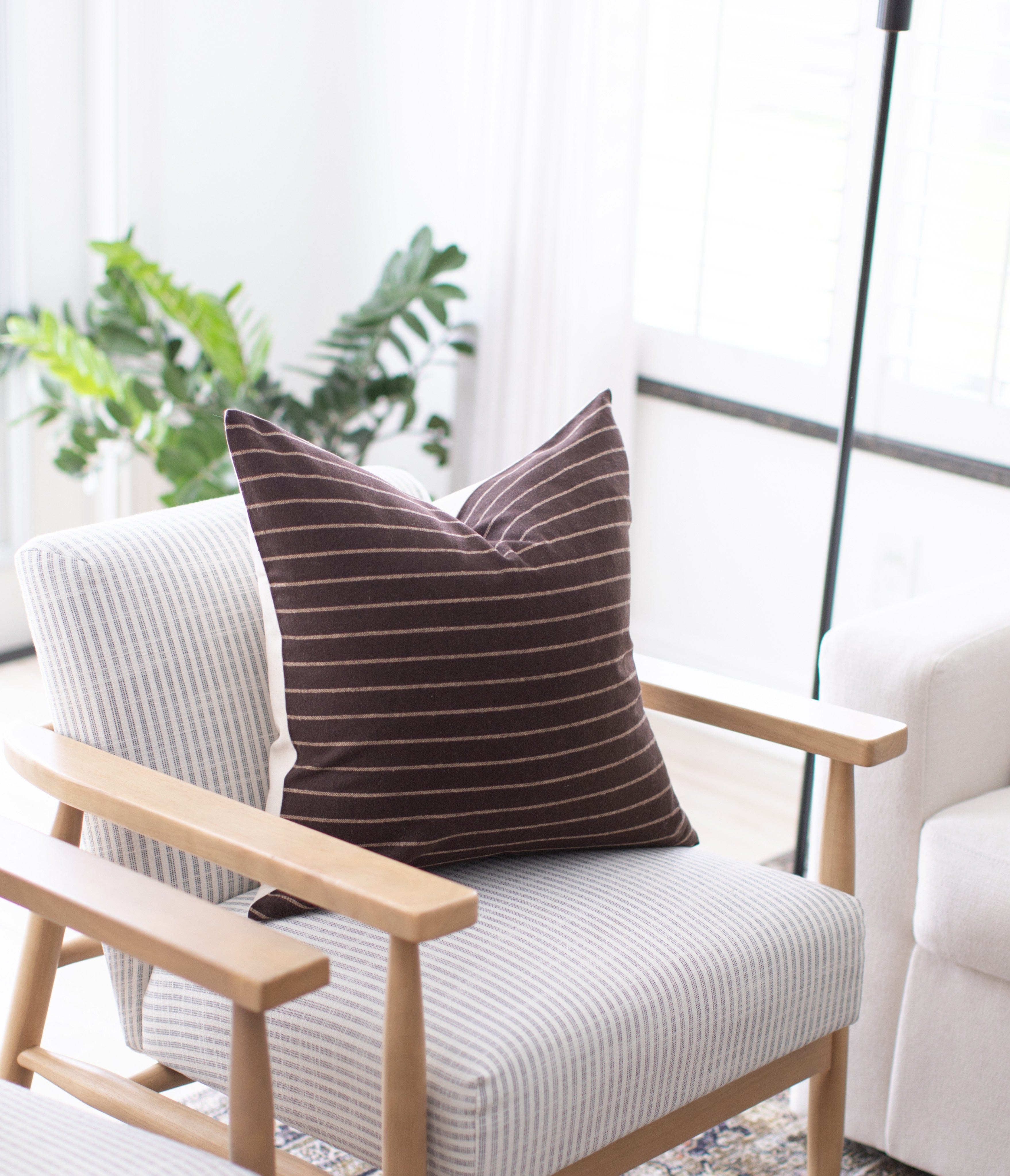 Catelia Pillow Cover - Soft & Stylish Decorative Pillowcase for Couch, Bed, Sofa - Perfect for Home Decor, Living Room, Bedroom